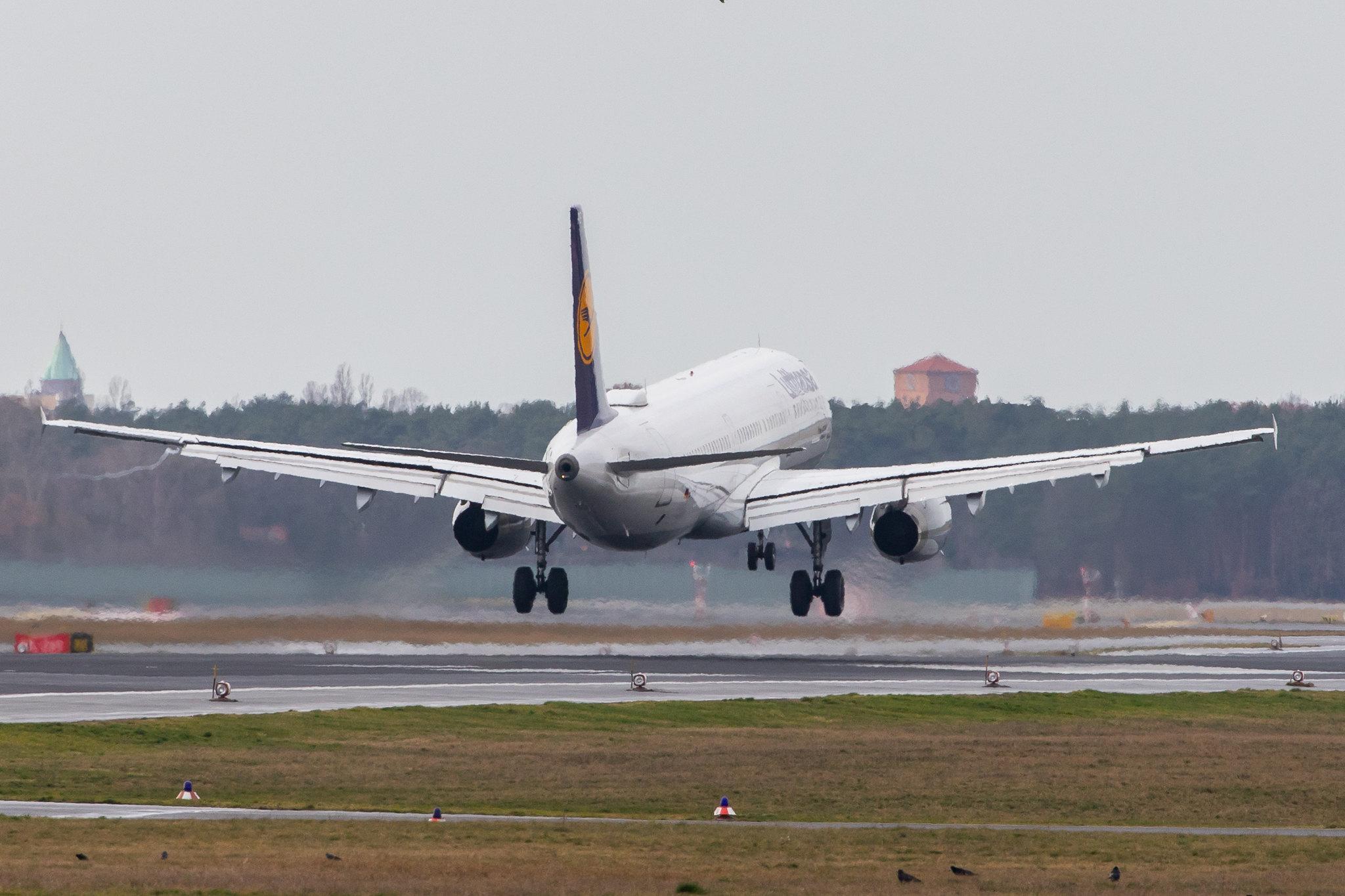 Flughafen Berlin Tegel (TXL): Lufthansa (LH / DLH) |  Airbus A321-131 A321 | D-AIRE | MSN 0484