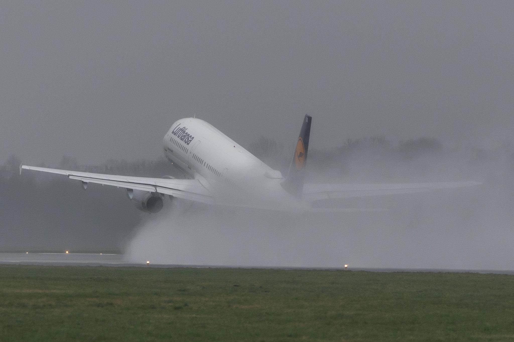 Hamburg Airport Apron: Lufthansa (LH / DLH) |  Airbus A321-231 A321 | D-AIDX | MSN 6451