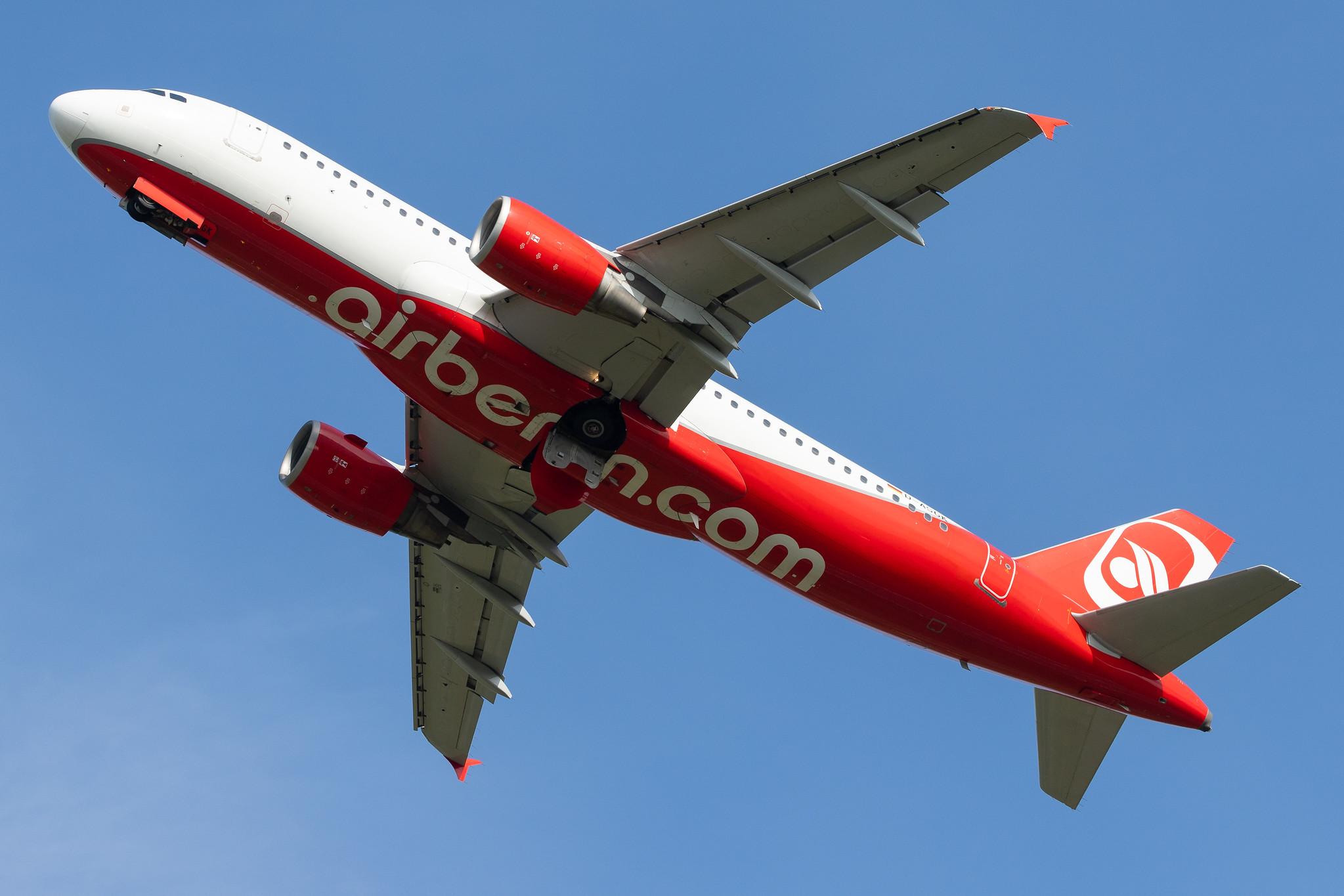 Hamburg Airport: Sundair (SR / SDR) |  Airbus A320-214 A320 | D-ASGK | MSN 2668 (ex airberlin)