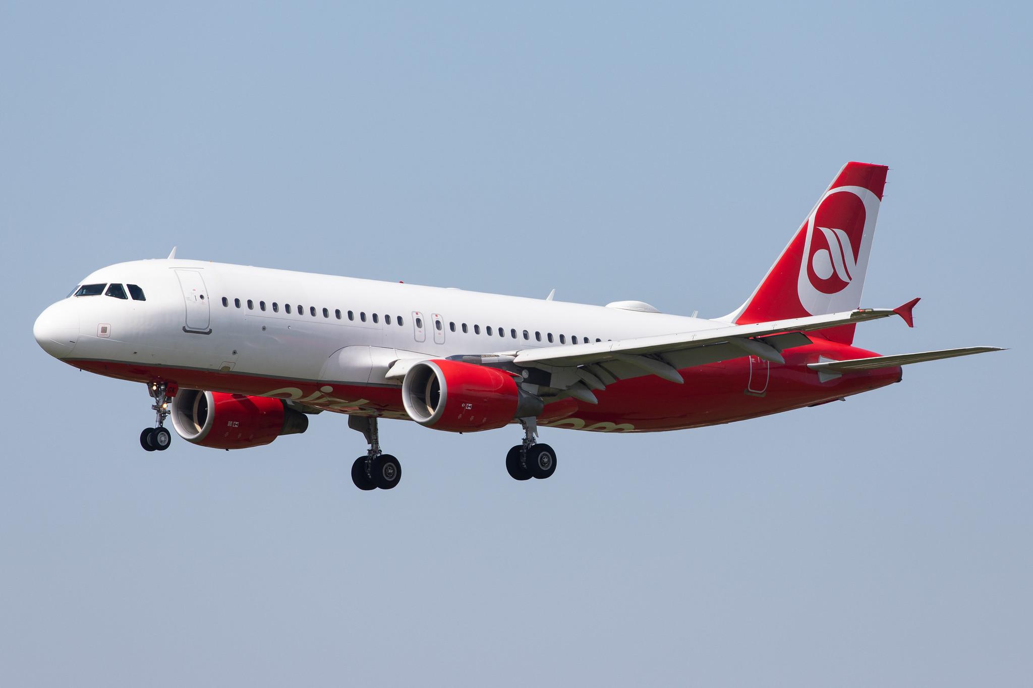 Hamburg Airport: Sundair (SR / SDR) |  Airbus A320-214 A320 | D-ASGK | MSN 2668 (ex airberlin)