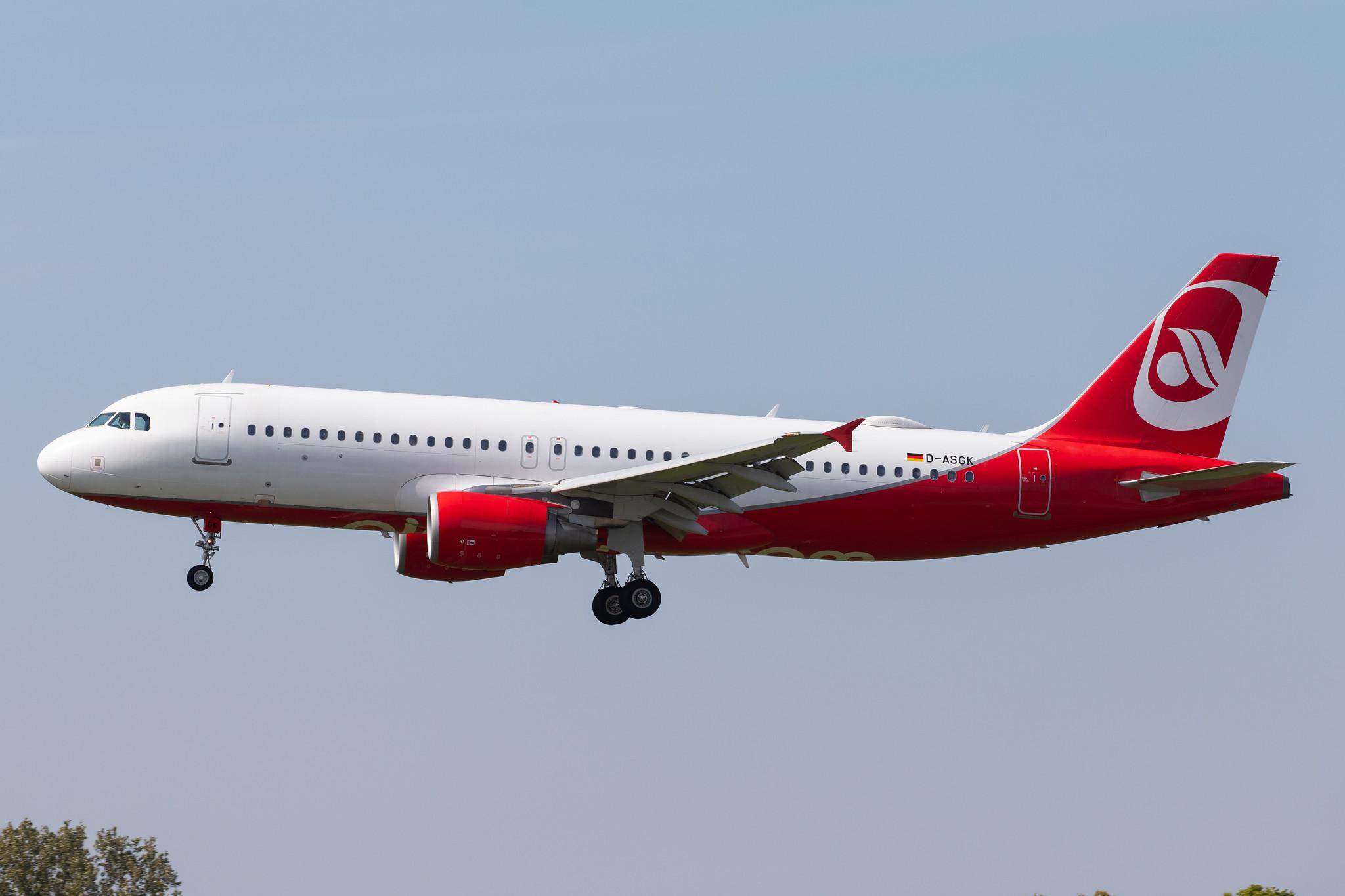 Hamburg Airport: Sundair (SR / SDR) |  Airbus A320-214 A320 | D-ASGK | MSN 2668 (ex airberlin)