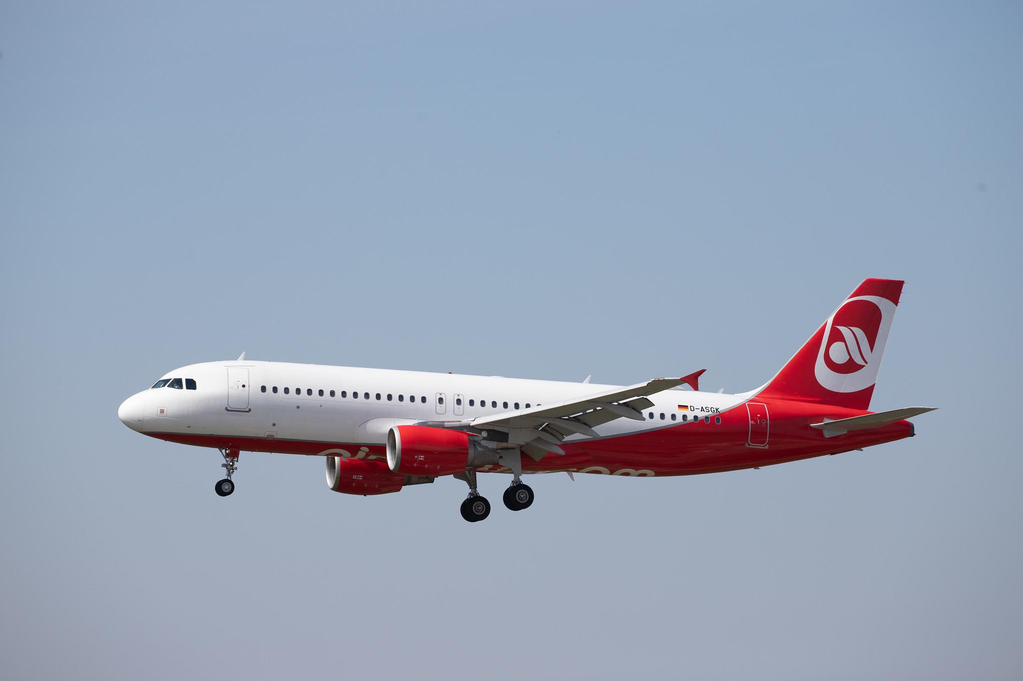 Hamburg Airport: Sundair (SR / SDR) |  Airbus A320-214 A320 | D-ASGK | MSN 2668 (ex airberlin)