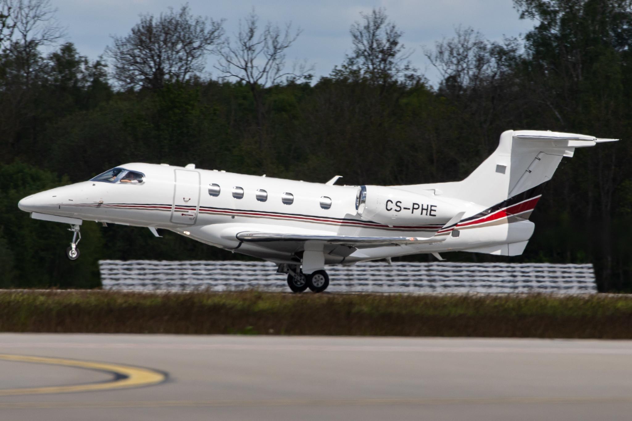 Flughafen Rostock-Laage: Netjets Europe (/ NJE) | Operator: NetJets |  Embraer Phenom 300 E55P | CS-PHE | MSN 50500252