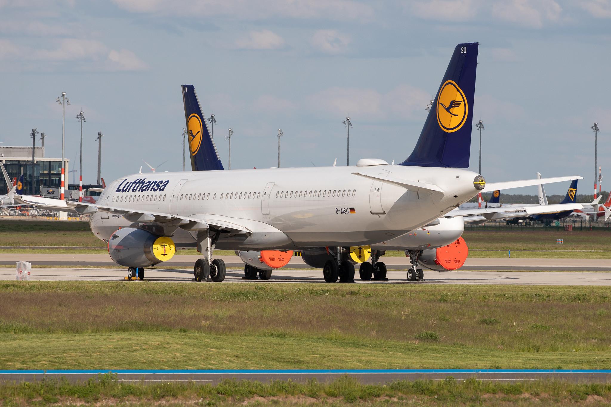 Flughafen Berlin Brandenburg: Geparkte Lufthansa-Maschinen bei Lufthansa Technik am BER