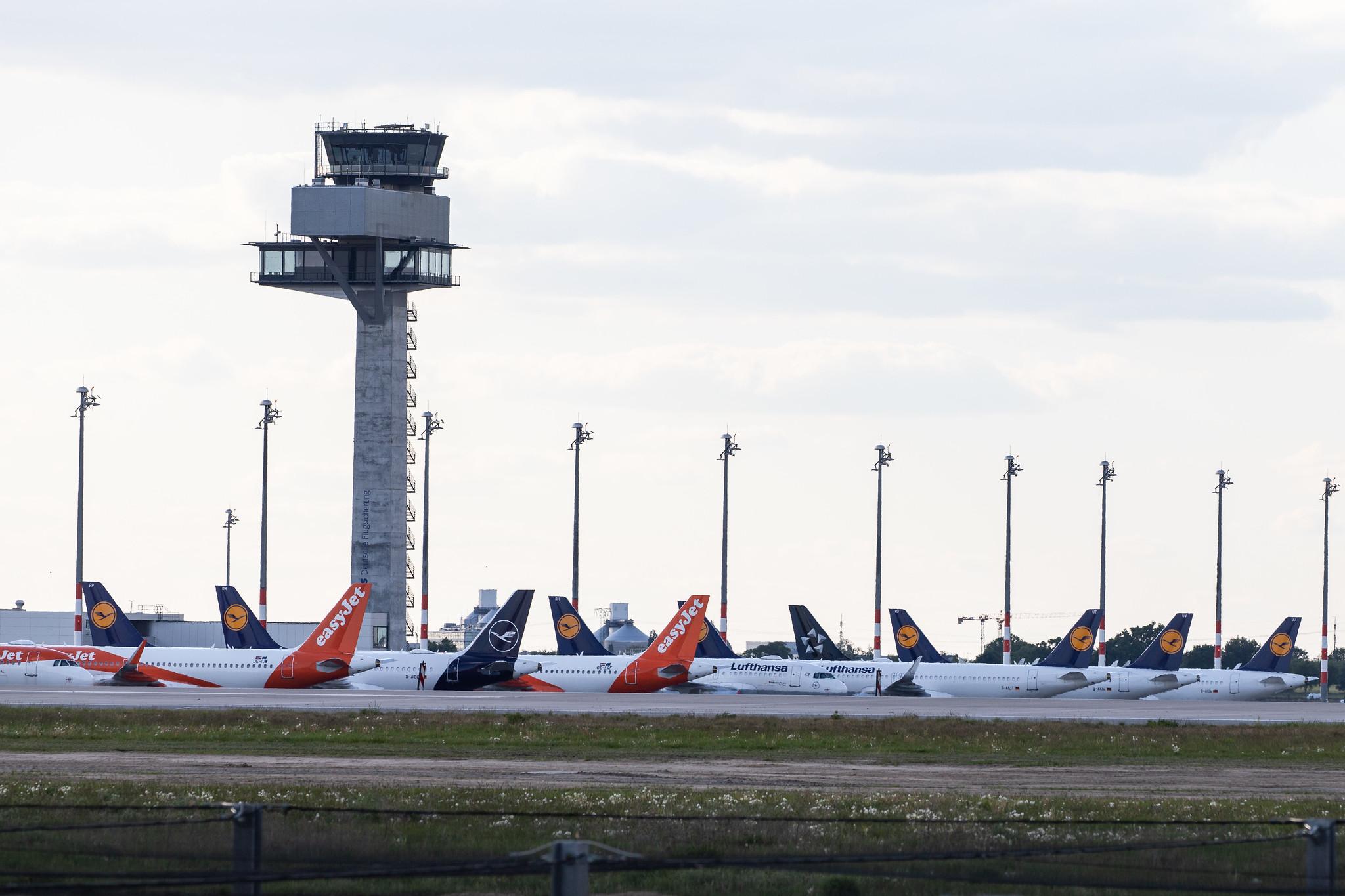 Flughafen Berlin Brandenburg: Geparkte Flugzeuge am BER