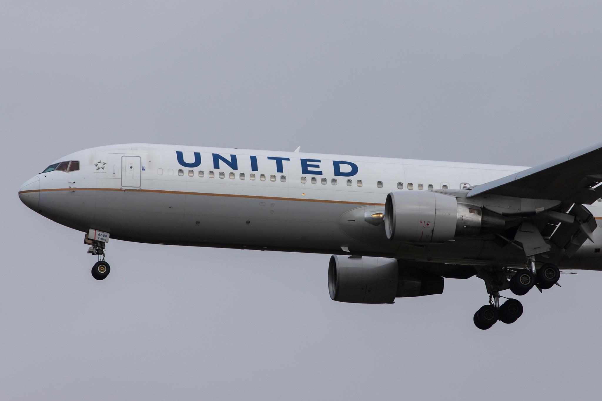 London Heathrow Airport: United Airlines (UA / UAL) |  Boeing 767-322(ER) B763 | N668UA | MSN 30024