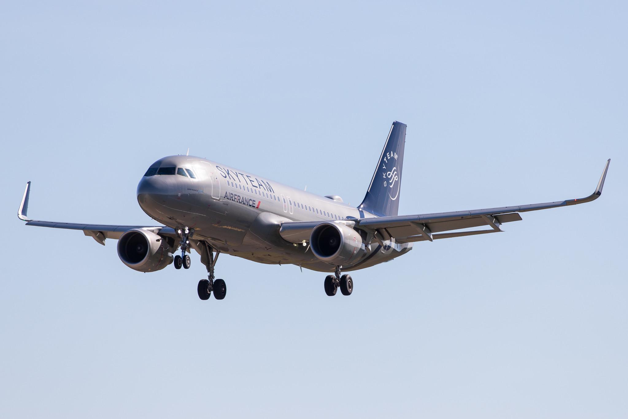 Hamburg Airport: Air France (AF / AFR) |  Livery: Skyteam Livery |  Airbus A320-214 A320 | F-HEPI | MSN 7713