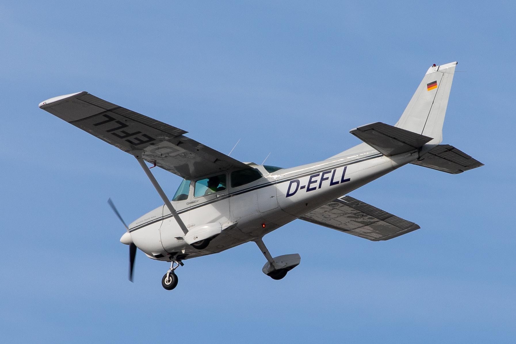 Hamburg Airport: Private owner |  Cessna 172P Skyhawk C172 | D-EFLL | MSN 172-75489