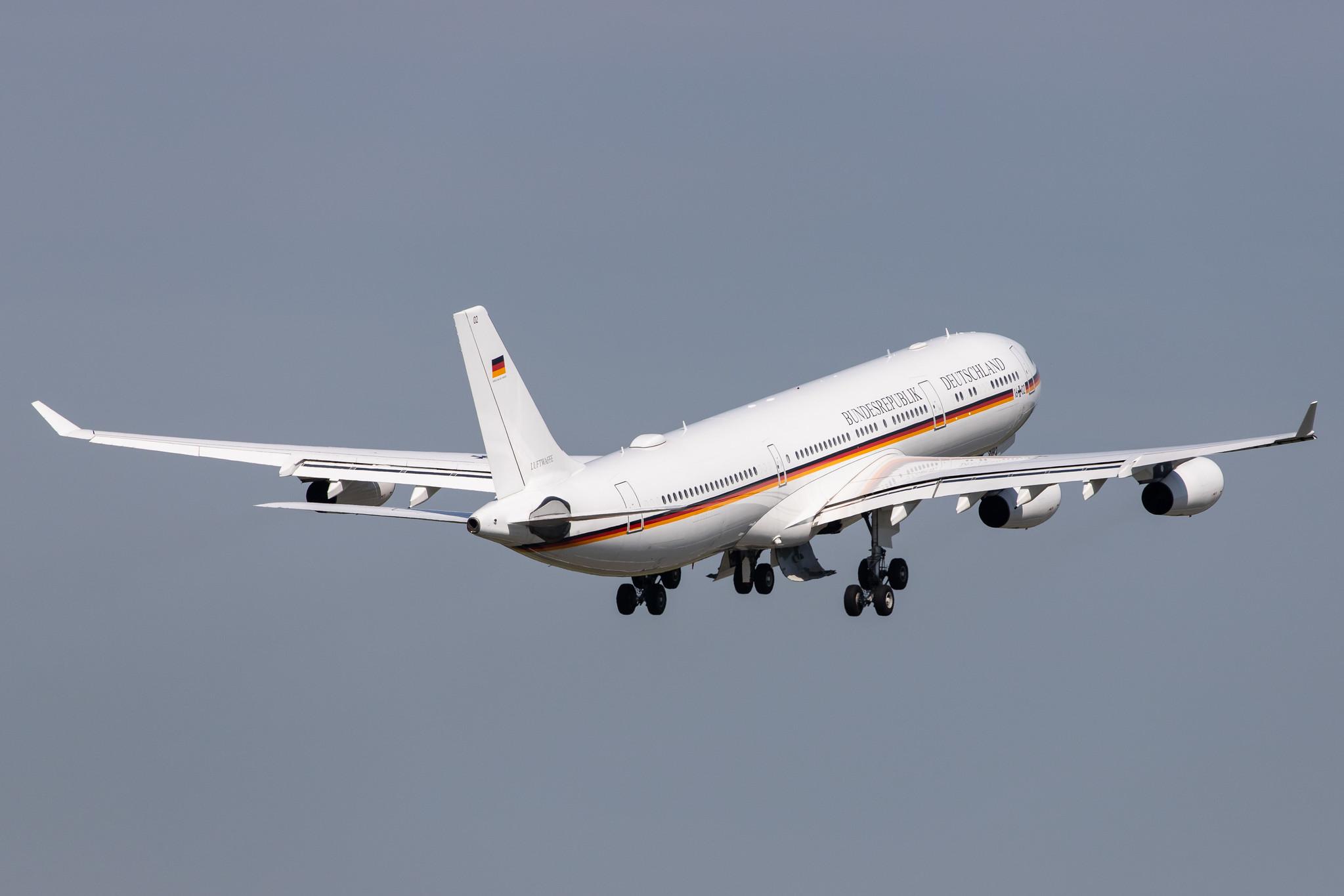 Hamburg Airport: German Air Force (/ GAF) | Airbus A340-313 A343 | 16+02 | MSN 355