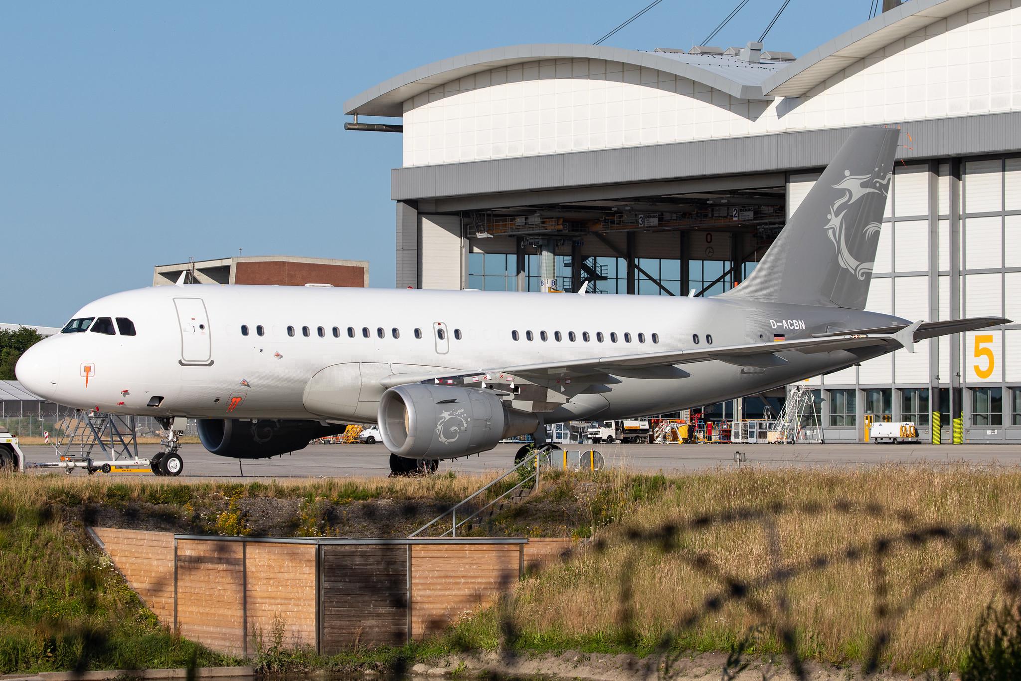 Hamburg Airport: DC-Aviation (/ DCS) |  Airbus A319-115(X)(CJ) A319 | D-ACBN | MSN 3243