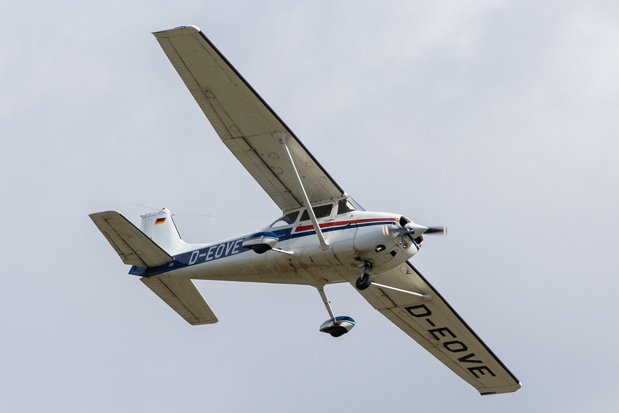 Hamburg Airport: Flugschule Hamburg |  Cessna F172N C172 | D-EOVE | MSN 1636