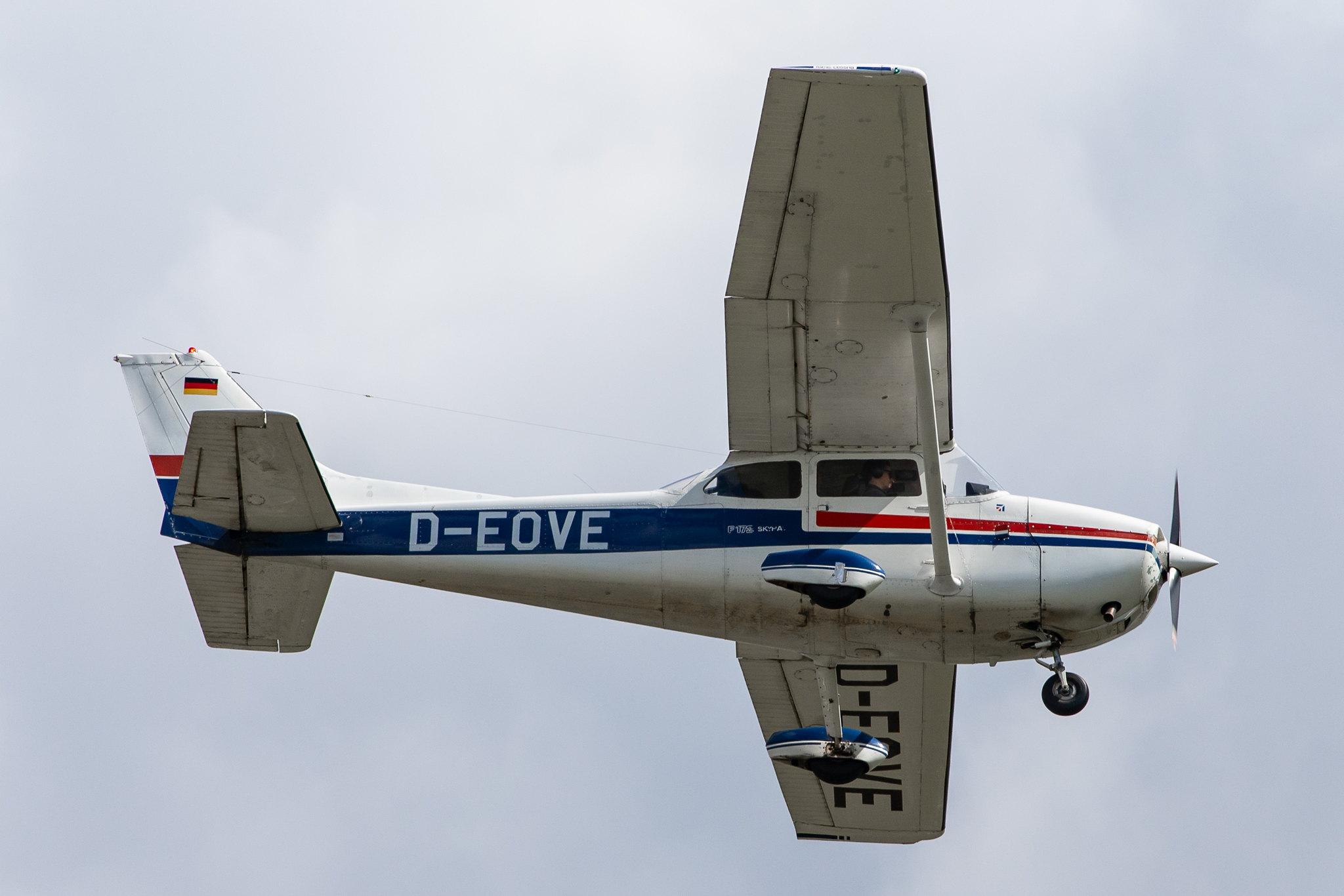 Hamburg Airport: Flugschule Hamburg |  Cessna F172N C172 | D-EOVE | MSN 1636