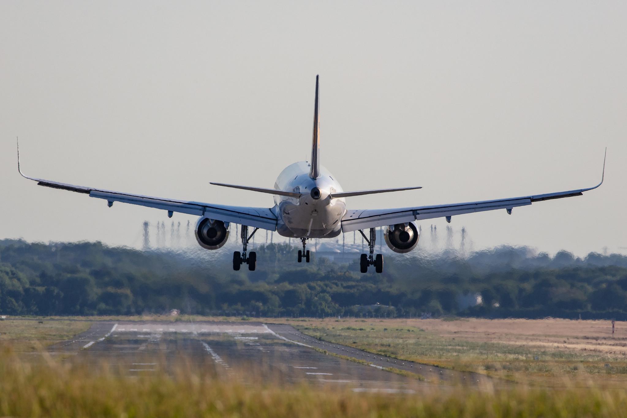 Hamburg Airport: Lufthansa (LH / DLH) |  Airbus A320-214 A320 | D-AIUR | MSN 6985