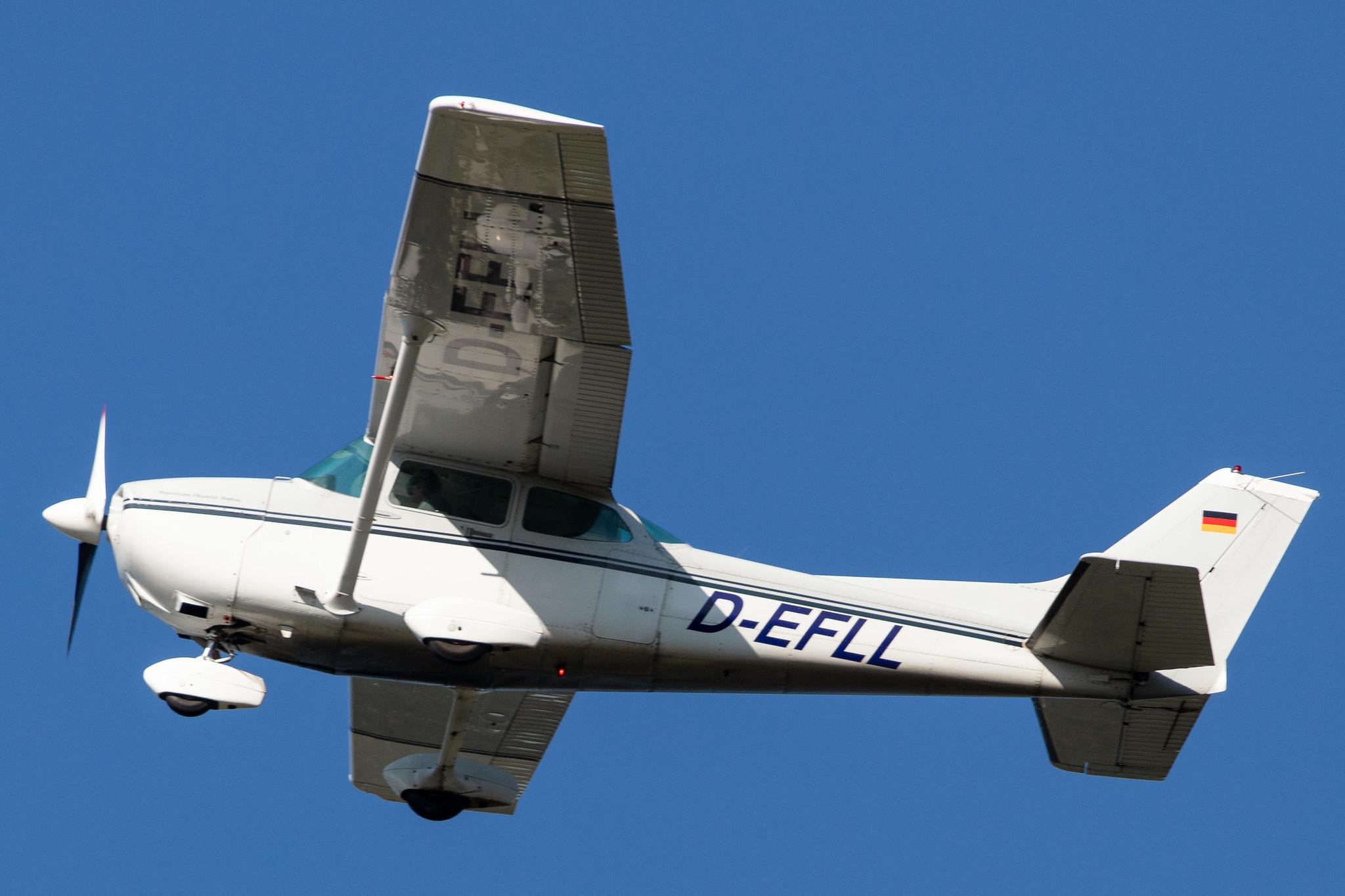 Hamburg Airport: Private owner |  Cessna 172P Skyhawk C172 | D-EFLL | MSN 172-75489