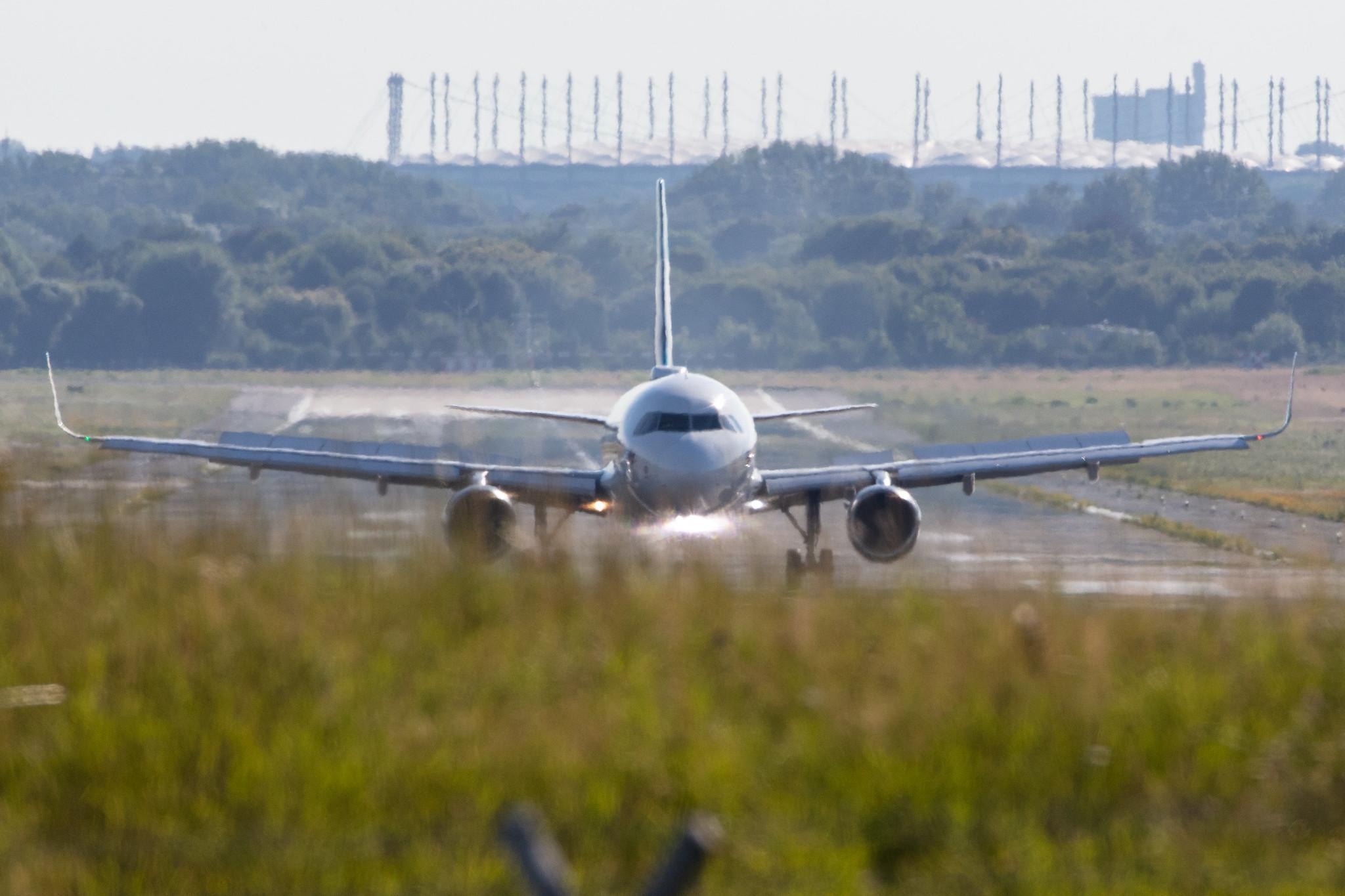 Hamburg Airport: Eurowings (EW / EWG) |  Airbus A320-214 A320 | D-AEWI | MSN 7210