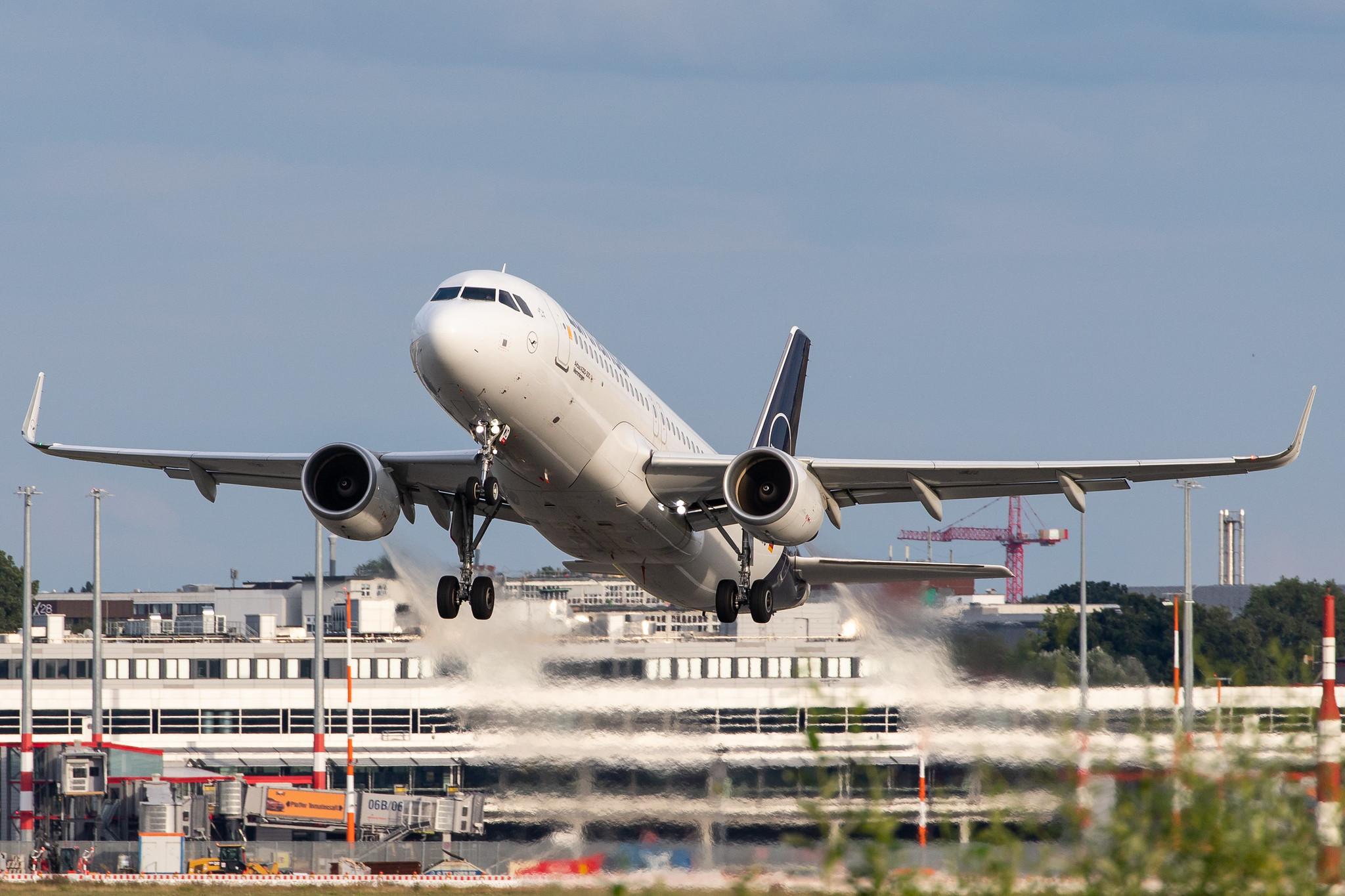 Hamburg Airport: Lufthansa (LH / DLH) |  Airbus A320-214 A320 | D-AIWC | MSN 8667