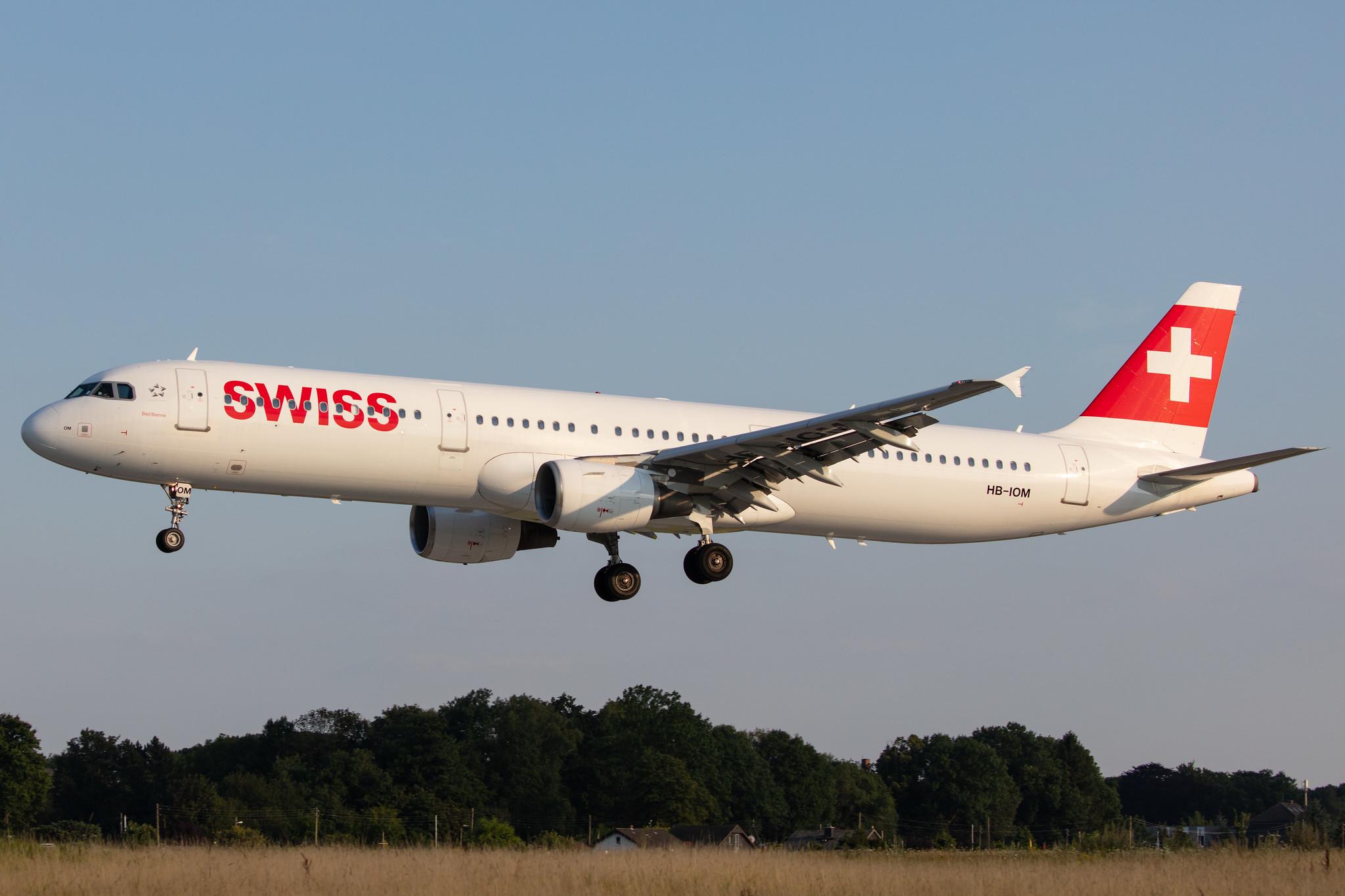 Hamburg Airport: Swiss (LX / SWR) |  Airbus A321-212 A321 | HB-IOM | MSN 4534