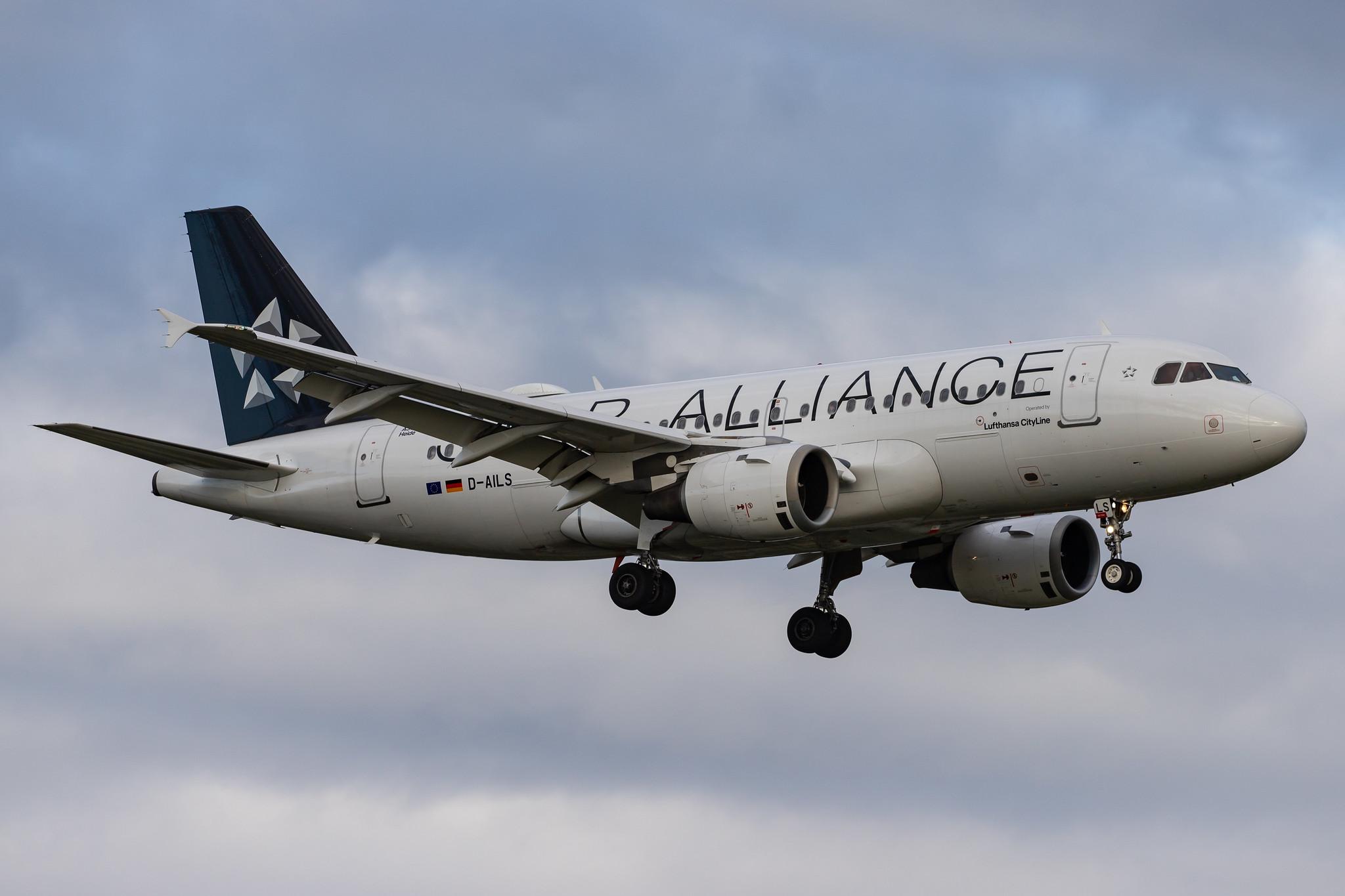 Hamburg Airport: Lufthansa (LH / DLH) |  Livery: Star Alliance Livery | Operator: Lufthansa CityLine |  Airbus A319-114 A319 | D-AILS | MSN 0729