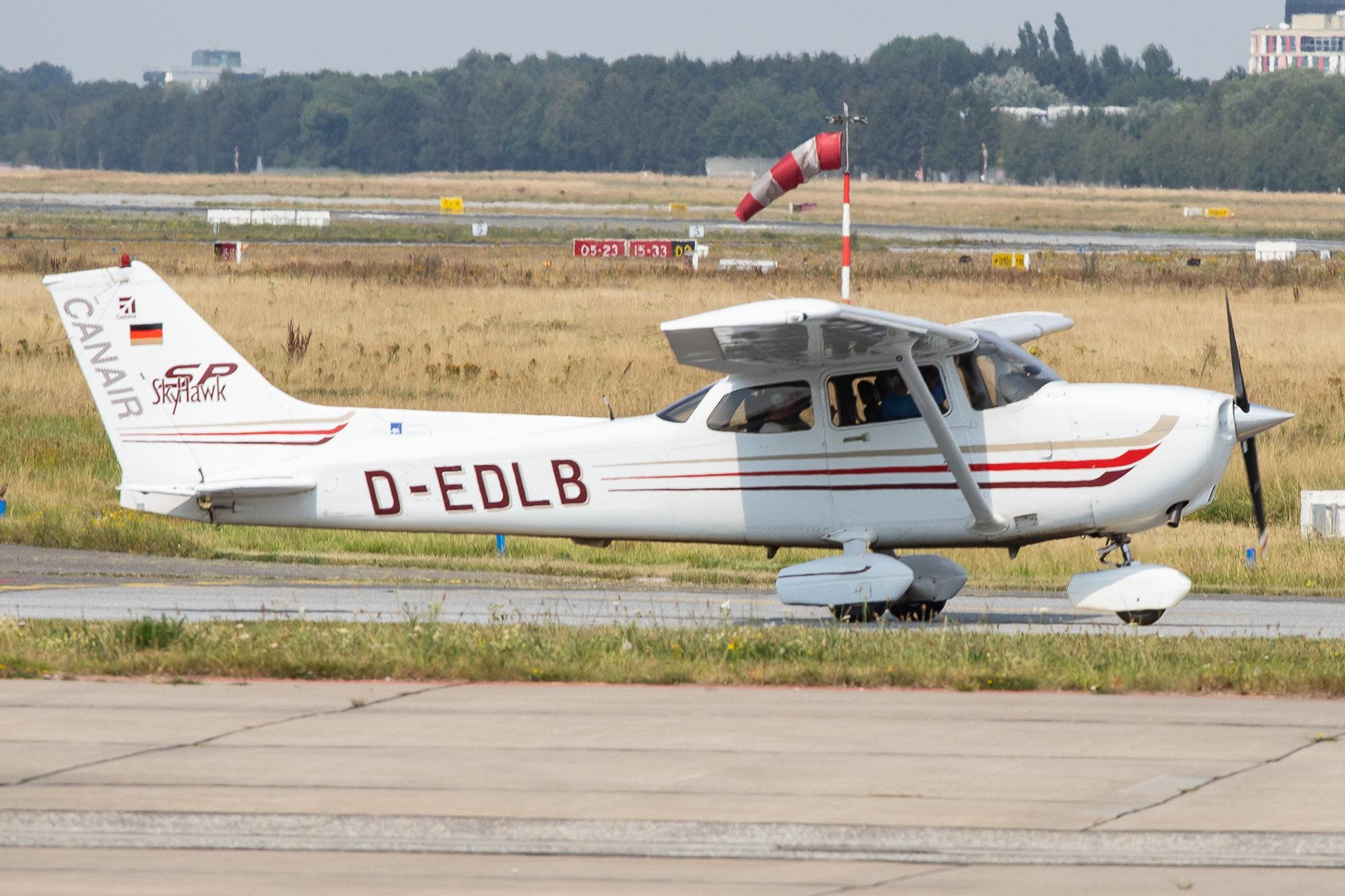 Hamburg Airport: Canair Luftfahrtunternehmen |  Cessna 172S Skyhawk SP C172 | D-EDLB | MSN 172S-9339