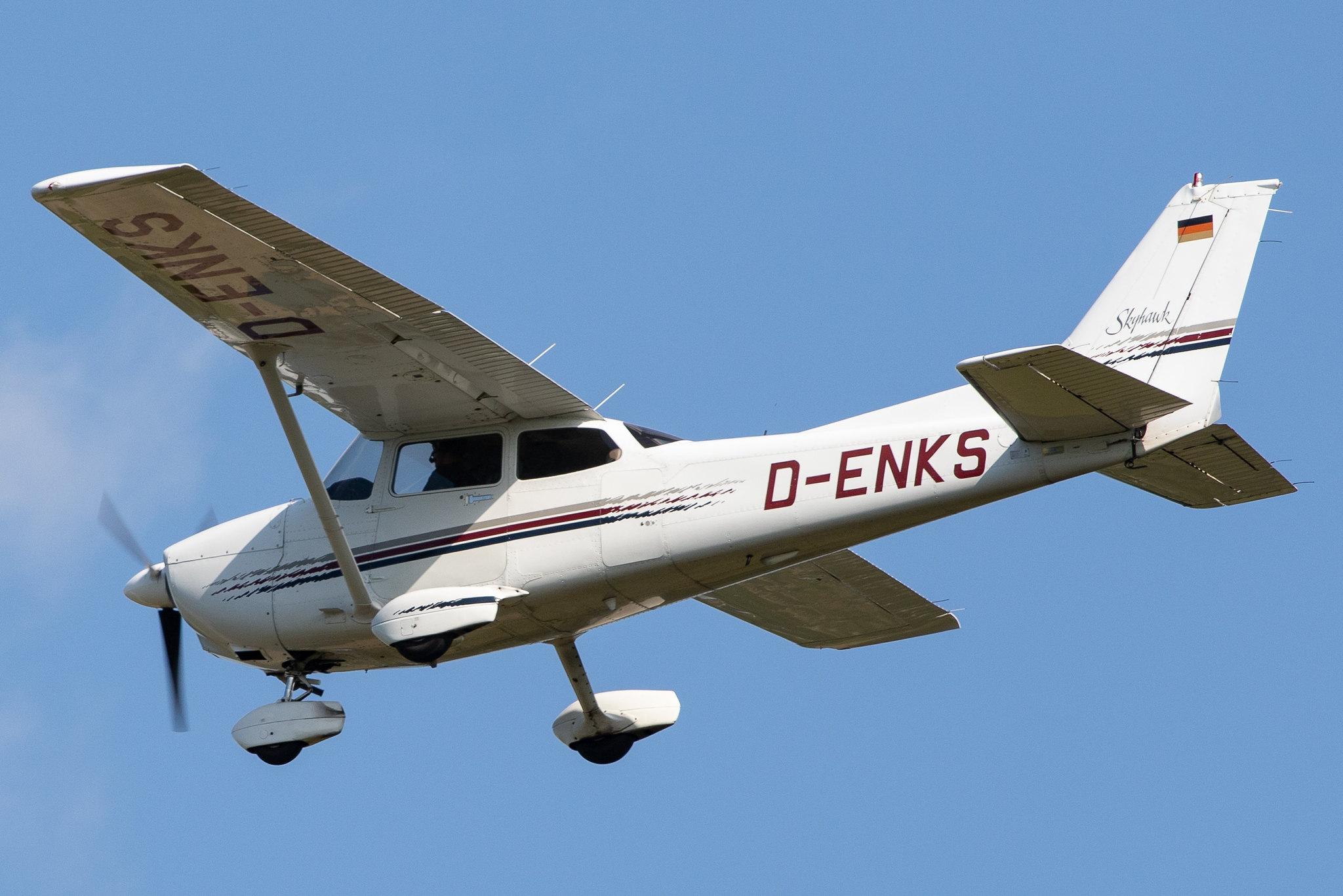 Hamburg Airport: Hanseatischer Fliegerclub Hamburg |  Cessna 172R C172 | D-ENKS | MSN 172-80136