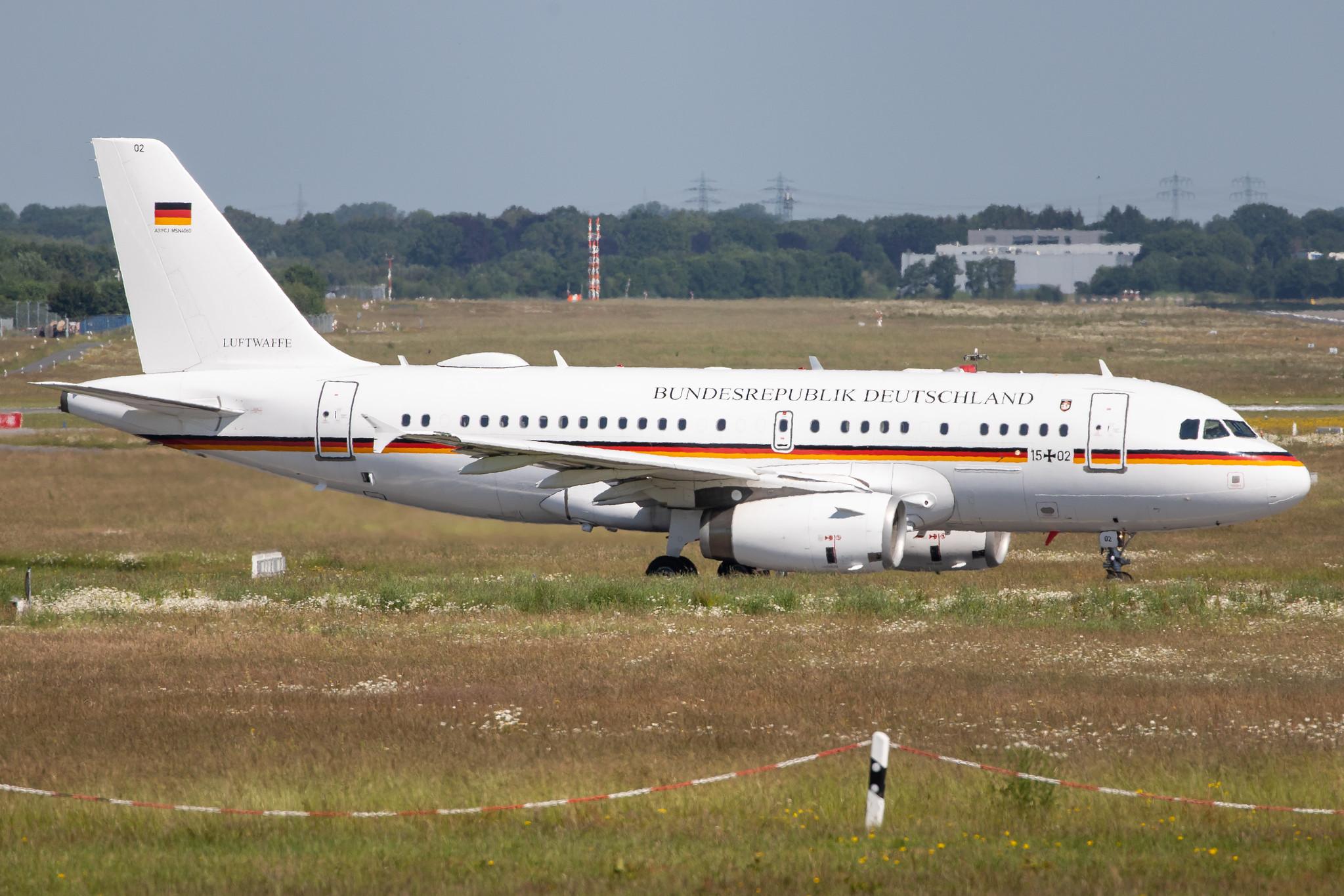 Hamburg Airport: German Air Force (/ GAF) |  Airbus A319-133(CJ) A319 | 15+02 | MSN 4060