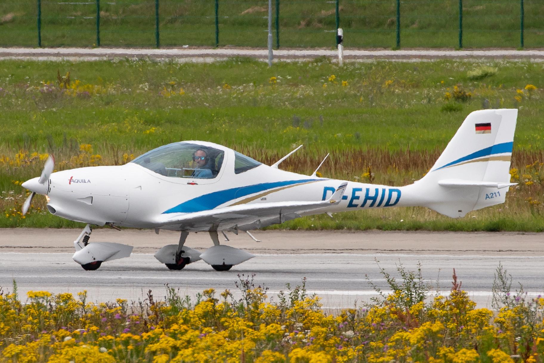 Hamburg Finkenwerder: Private owner |  Aquila A211 A210 | D-EHID | MSN AT01-100A-344