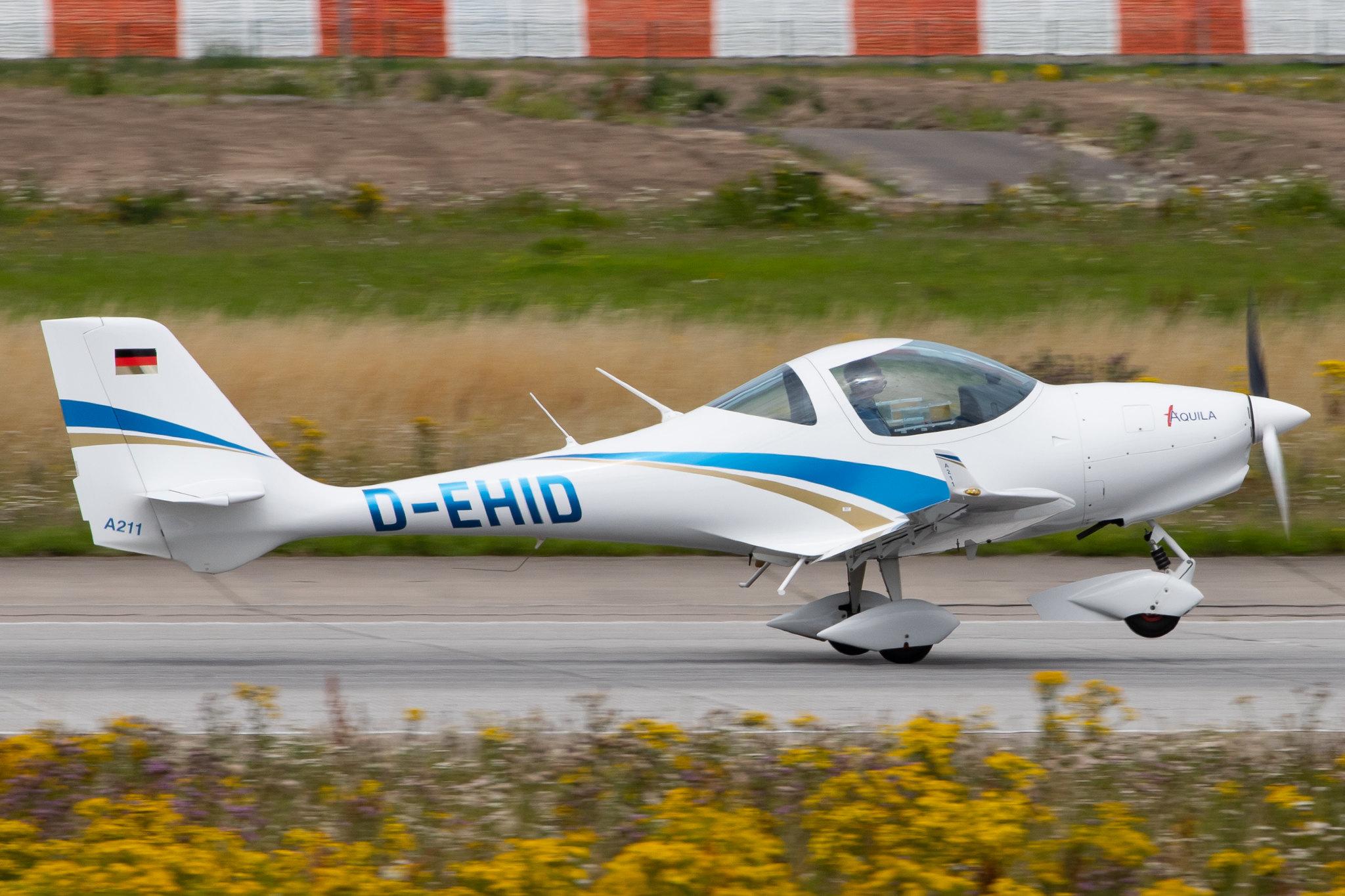 Hamburg Finkenwerder: Private owner |  Aquila A211 A210 | D-EHID | MSN AT01-100A-344