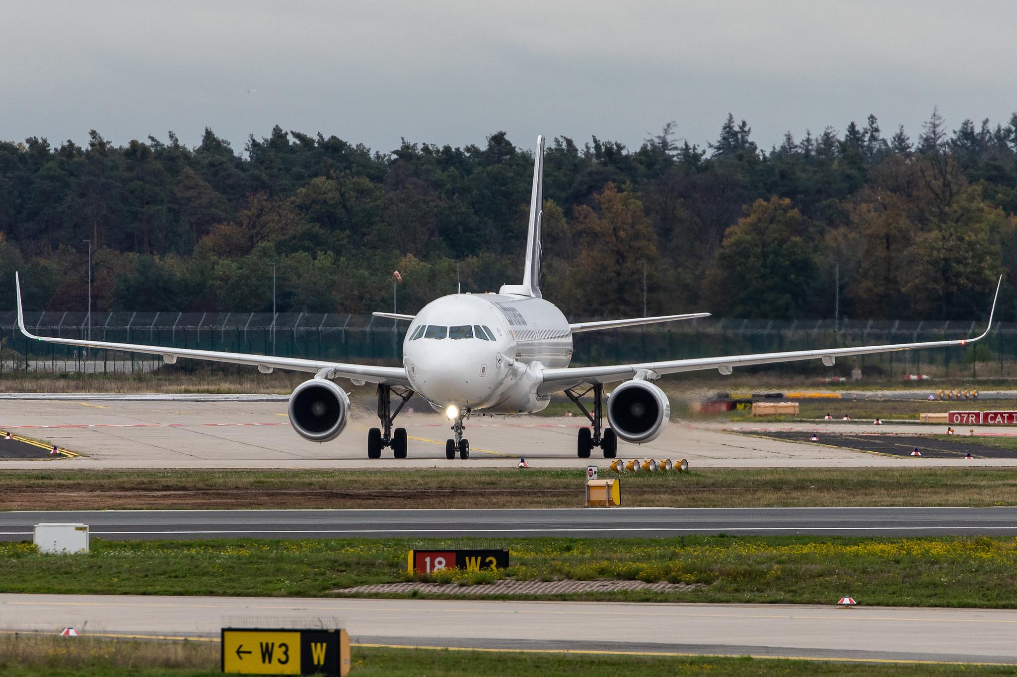 Frankfurt Airport: Lufthansa (LH / DLH) |  Airbus A320-214 A320 | D-AIZX | MSN 5741
