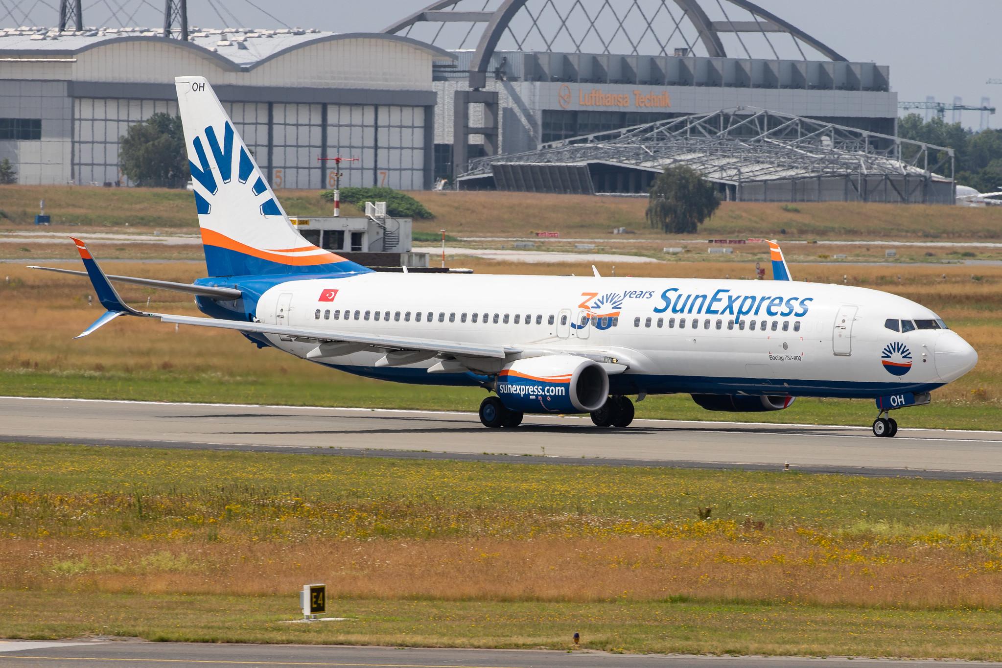 Hamburg Airport: SunExpress (XQ / SXS) |  Boeing 737-8HC B738 | TC-SOH | MSN 61193