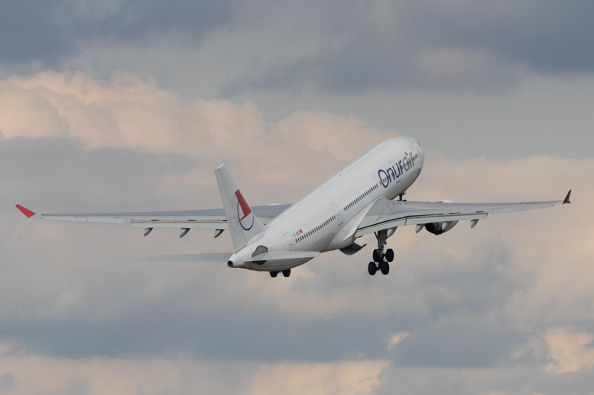 Düsseldorf Airport: Onur Air (8Q / OHY) |  Airbus A330-223 A332 | TC-OCE | MSN 0353