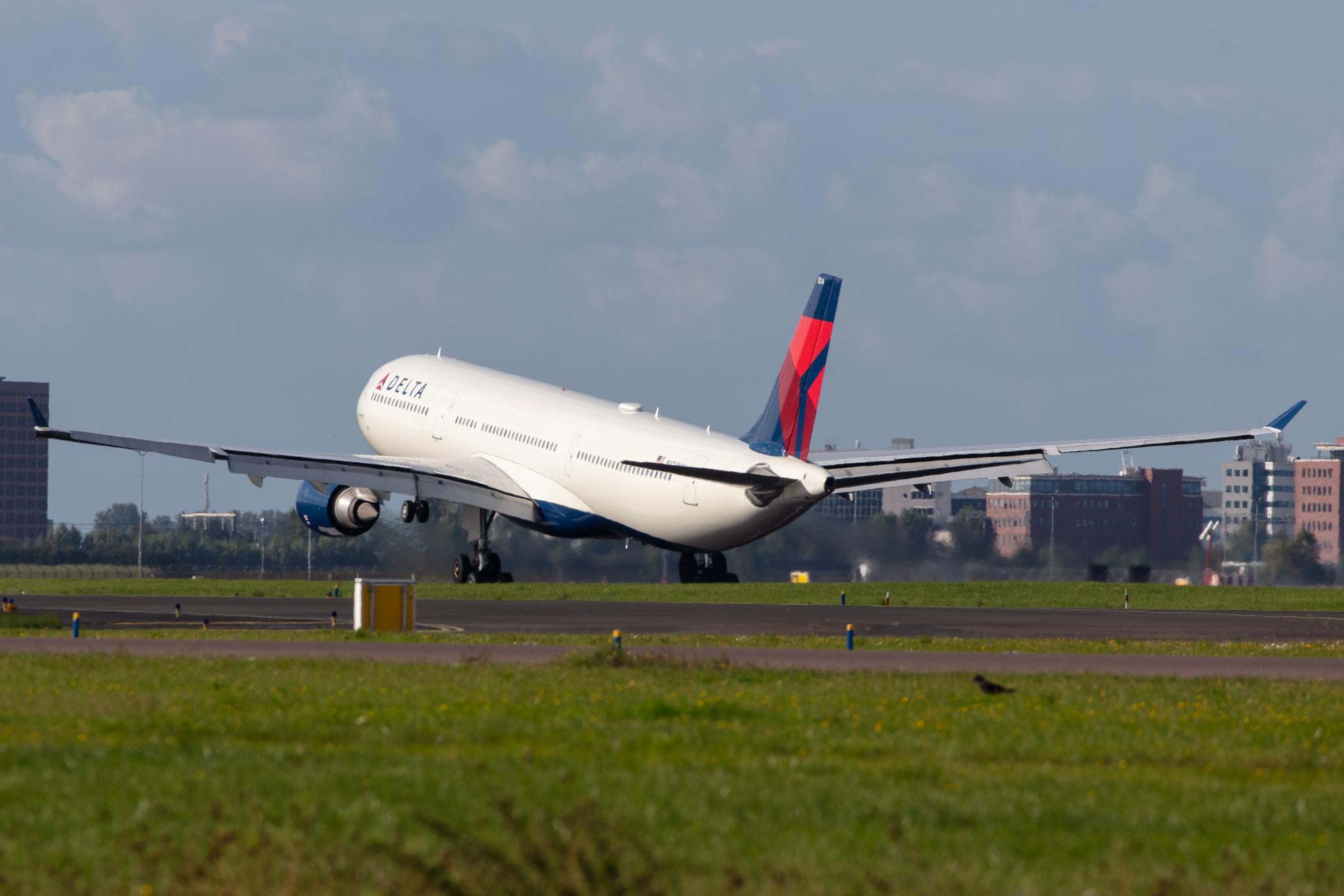 Amsterdam Airport Schiphol: Delta Air Lines (DL / DAL) |  Airbus A330-302 A333 | N824NW | MSN 1637