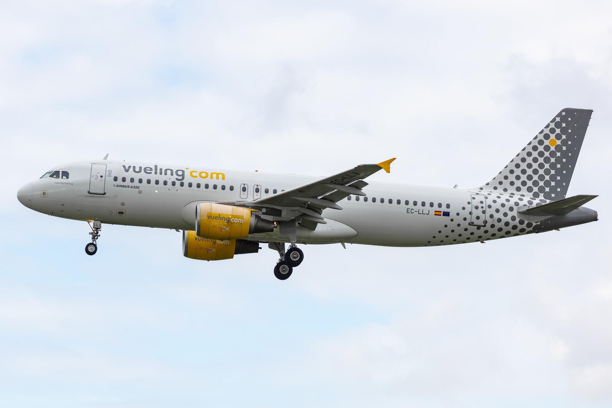 Amsterdam Airport Schiphol: Vueling (VY / VLG) |  Airbus A320-214 A320 | EC-LLJ | MSN 4661