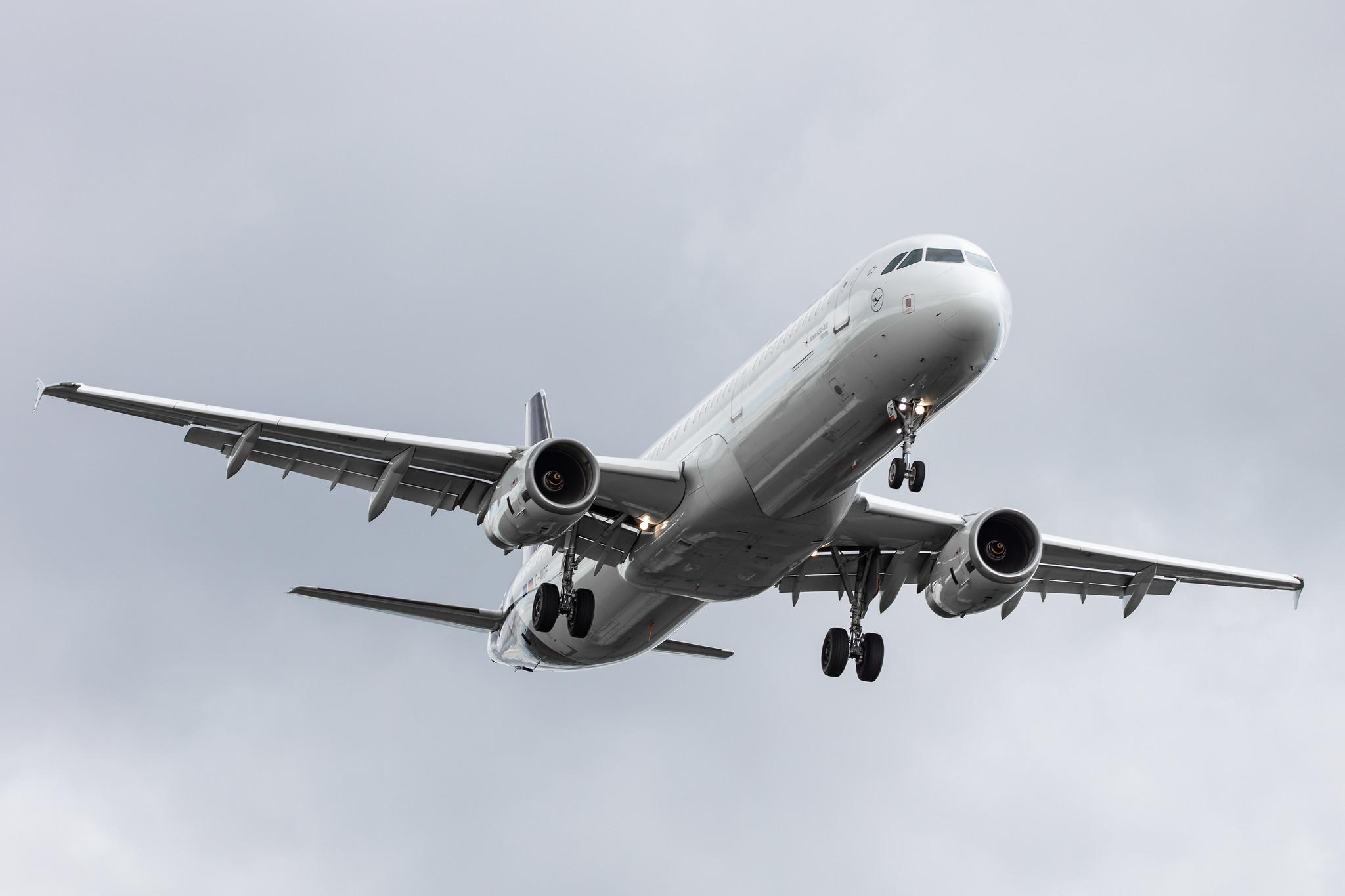 Amsterdam Airport Schiphol: Lufthansa (LH / DLH) |  Airbus A321-231 A321 | D-AIDF | MSN 4626