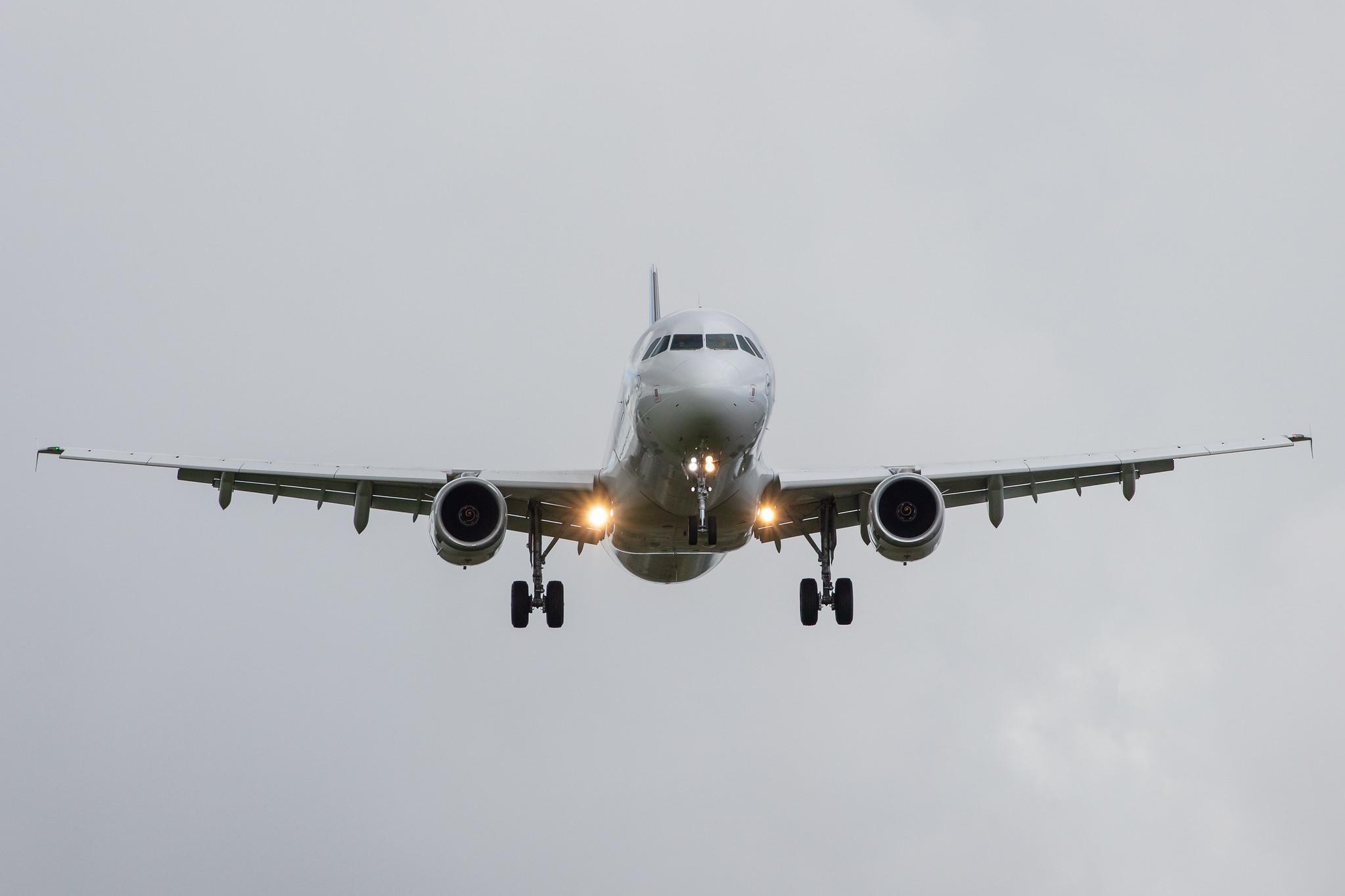 Amsterdam Airport Schiphol: Lufthansa (LH / DLH) |  Airbus A321-231 A321 | D-AIDF | MSN 4626