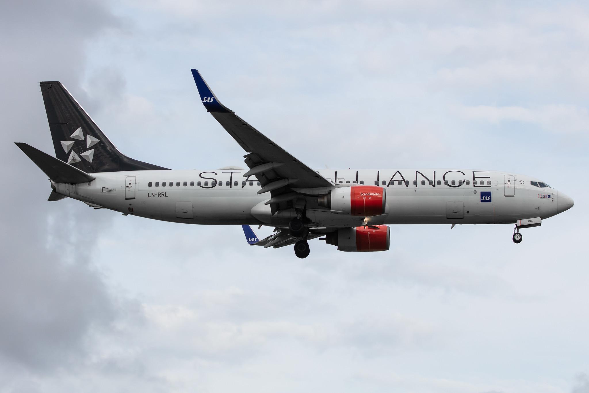 Amsterdam Airport Schiphol: SAS (SK / SAS) |  Livery: Star Alliance Livery |  Boeing 737-883 B738 | LN-RRL | MSN 28328