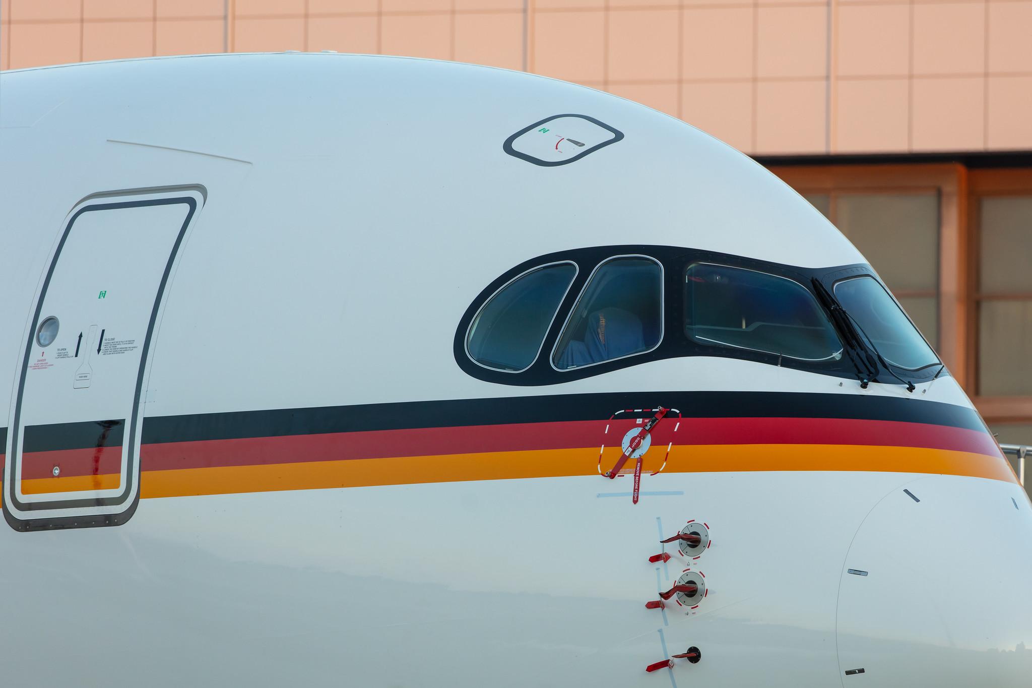 Hamburg Airport: German Air Force (/ GAF) |  Airbus A350-941 A359 | 10+03 (D-AGAF) | MSN 416