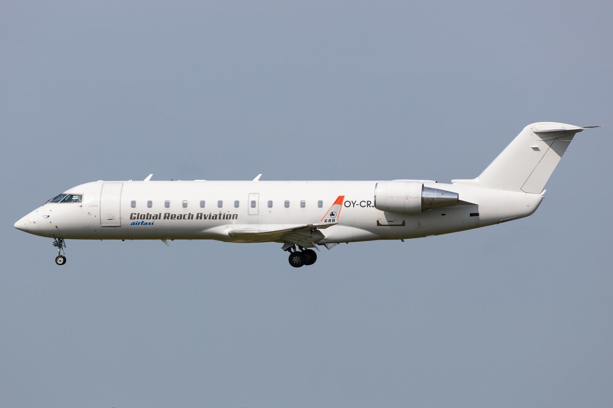 Hamburg Airport: Copenhagen Airtaxi (/ CAT) |  Mitsubishi CRJ-200LR CRJ2 | OY-CRJ | MSN 7384