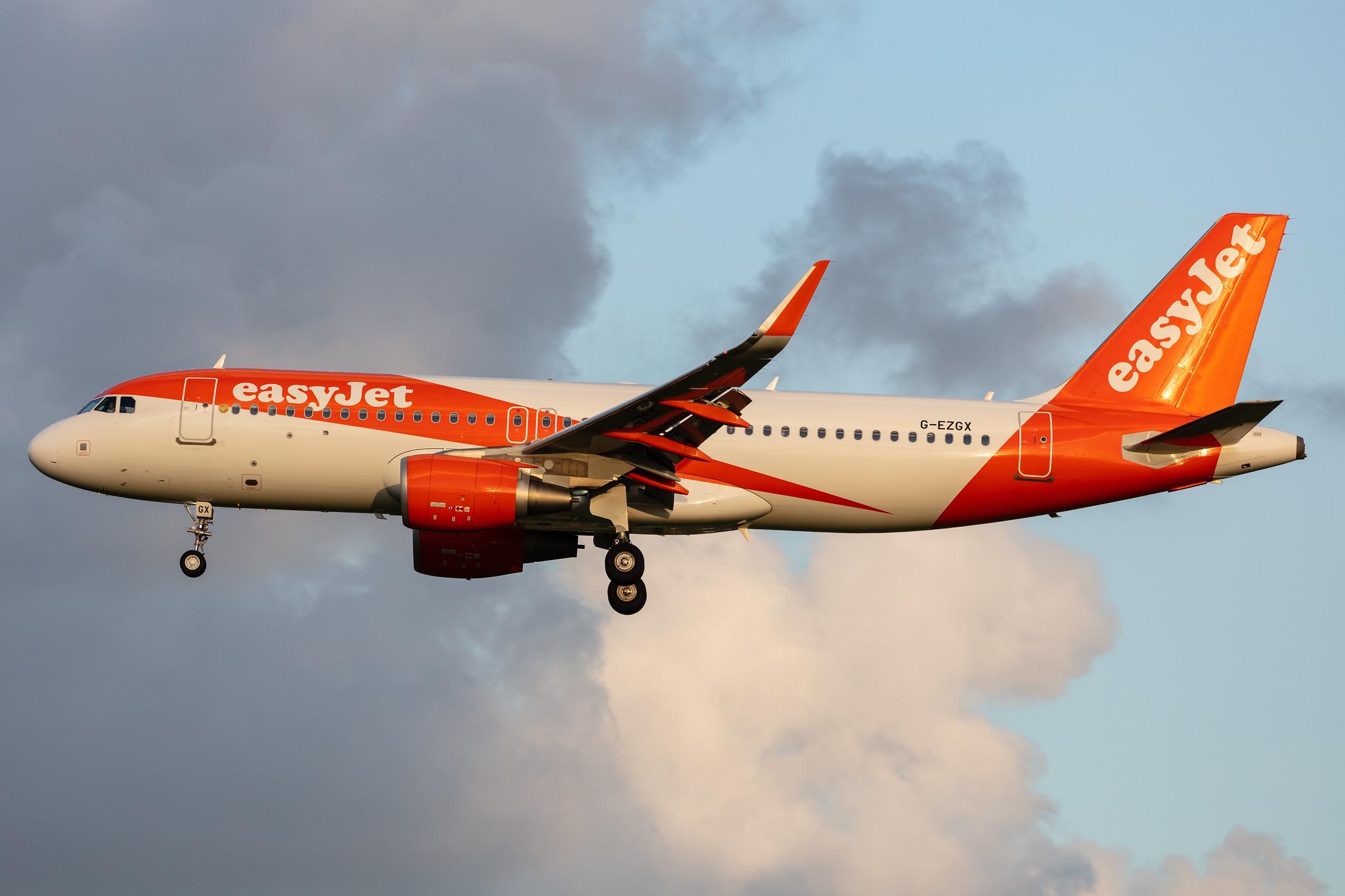 Amsterdam Airport Schiphol: easyJet (U2 / EZY) |  Airbus A320-214 A320 | G-EZGX | MSN 8381