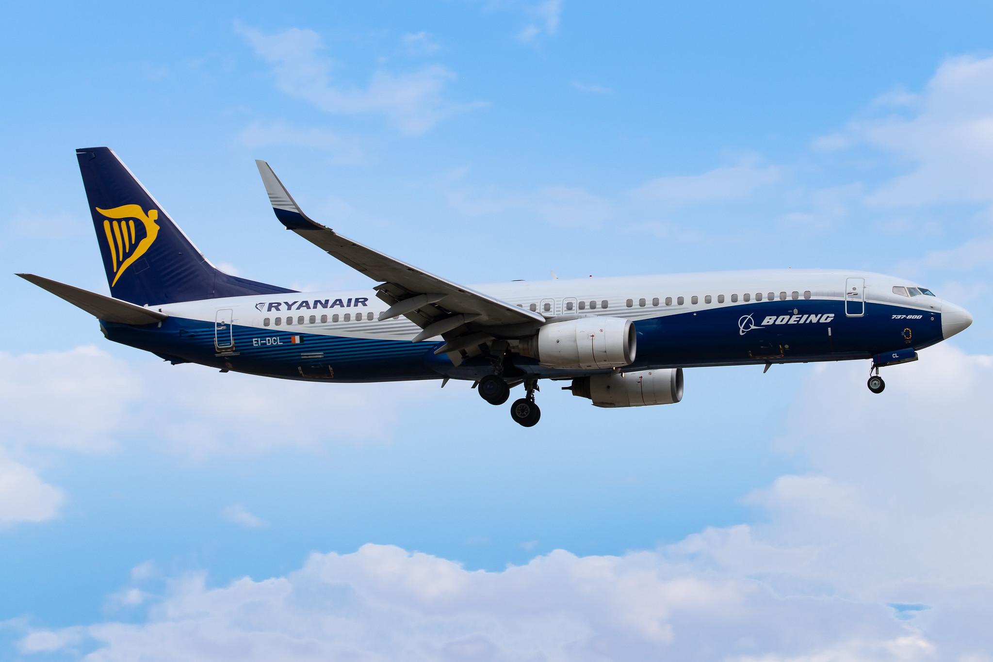 Hamburg Airport: Ryanair (FR / RYR) |  Livery: Dreamliner Livery |  Boeing 737-8AS B738 | EI-DCL | MSN 33806