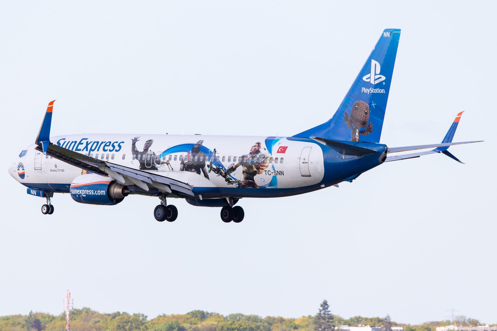 Hamburg Airport: SunExpress (XQ / SXS) | Livery: Playstation Livery |  Boeing 737-8HC B738 | TC-SNN | MSN 40775
