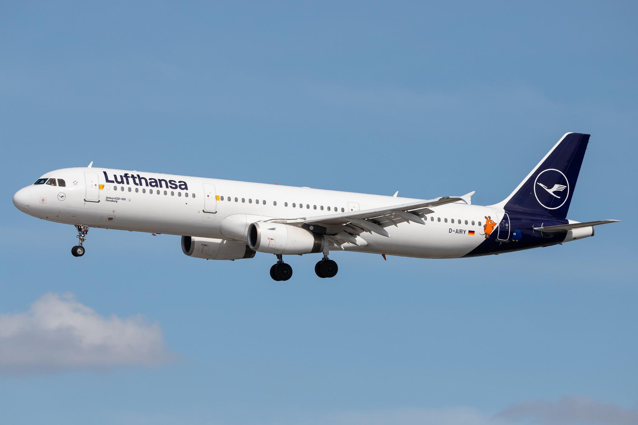 Hamburg Airport: Lufthansa (LH / DLH) | Livery: Die Maus Sticker | Airbus A321-131 A321 | D-AIRY | MSN 0901