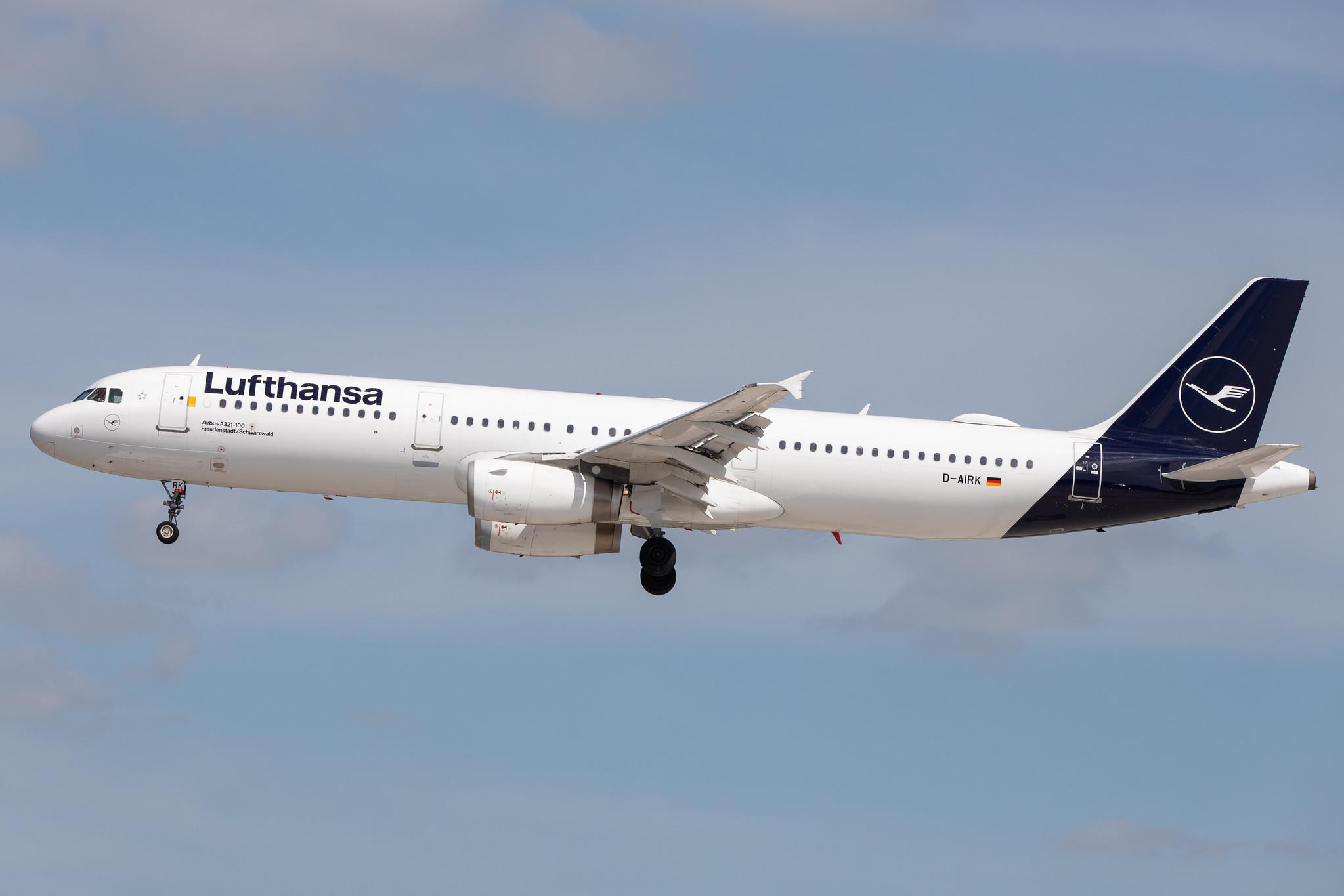 Hamburg Airport: Lufthansa (LH / DLH) |  Airbus A321-131 A321 | D-AIRK | MSN 0502