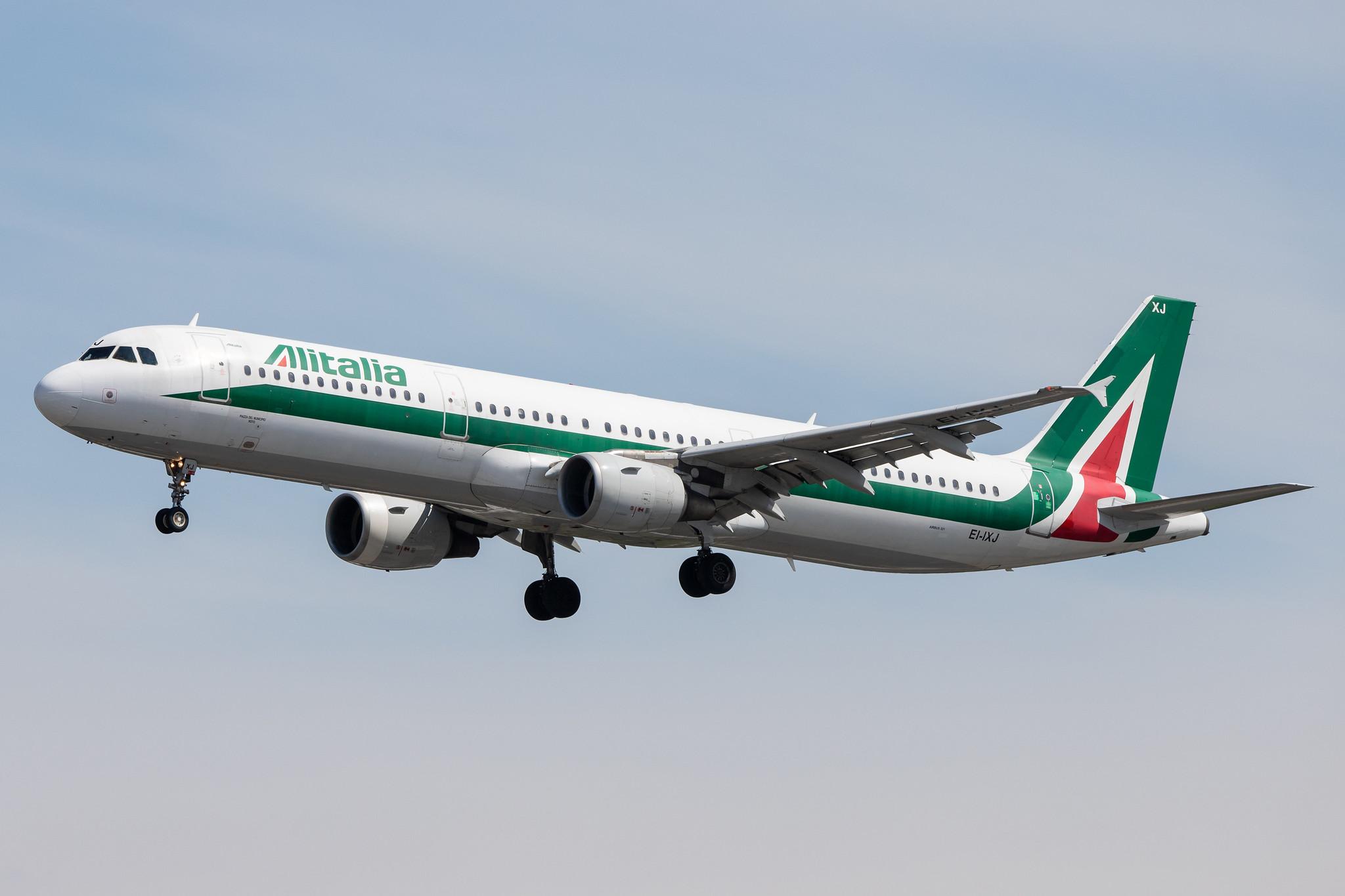 Hamburg Airport: Alitalia (AZ / AZA) |  Airbus A321-112 A321 | EI-IXJ | MSN 0959