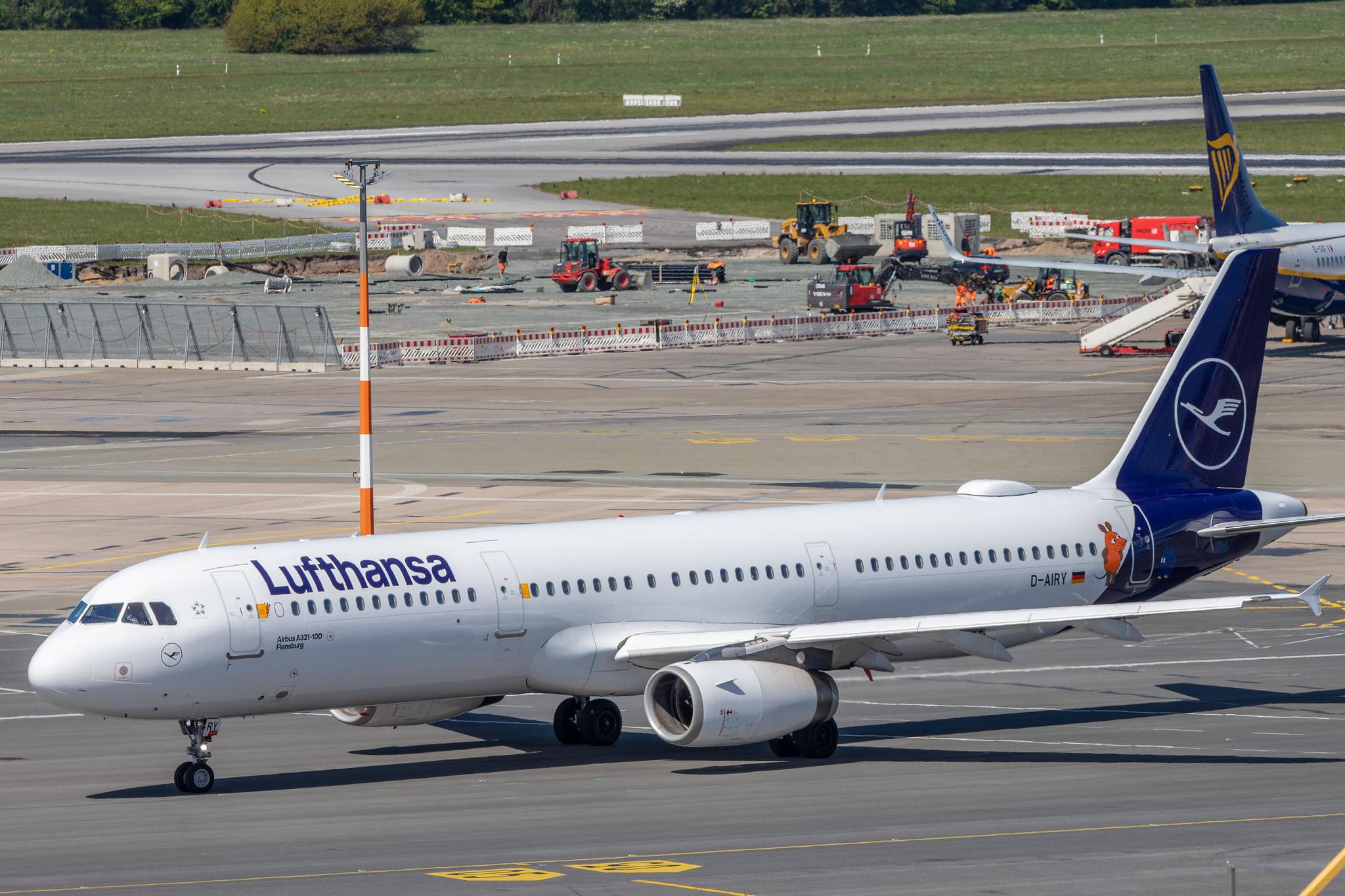 Hamburg Airport: Lufthansa (LH / DLH) | Livery: Die Maus Sticker | Airbus A321-131 A321 | D-AIRY | MSN 0901