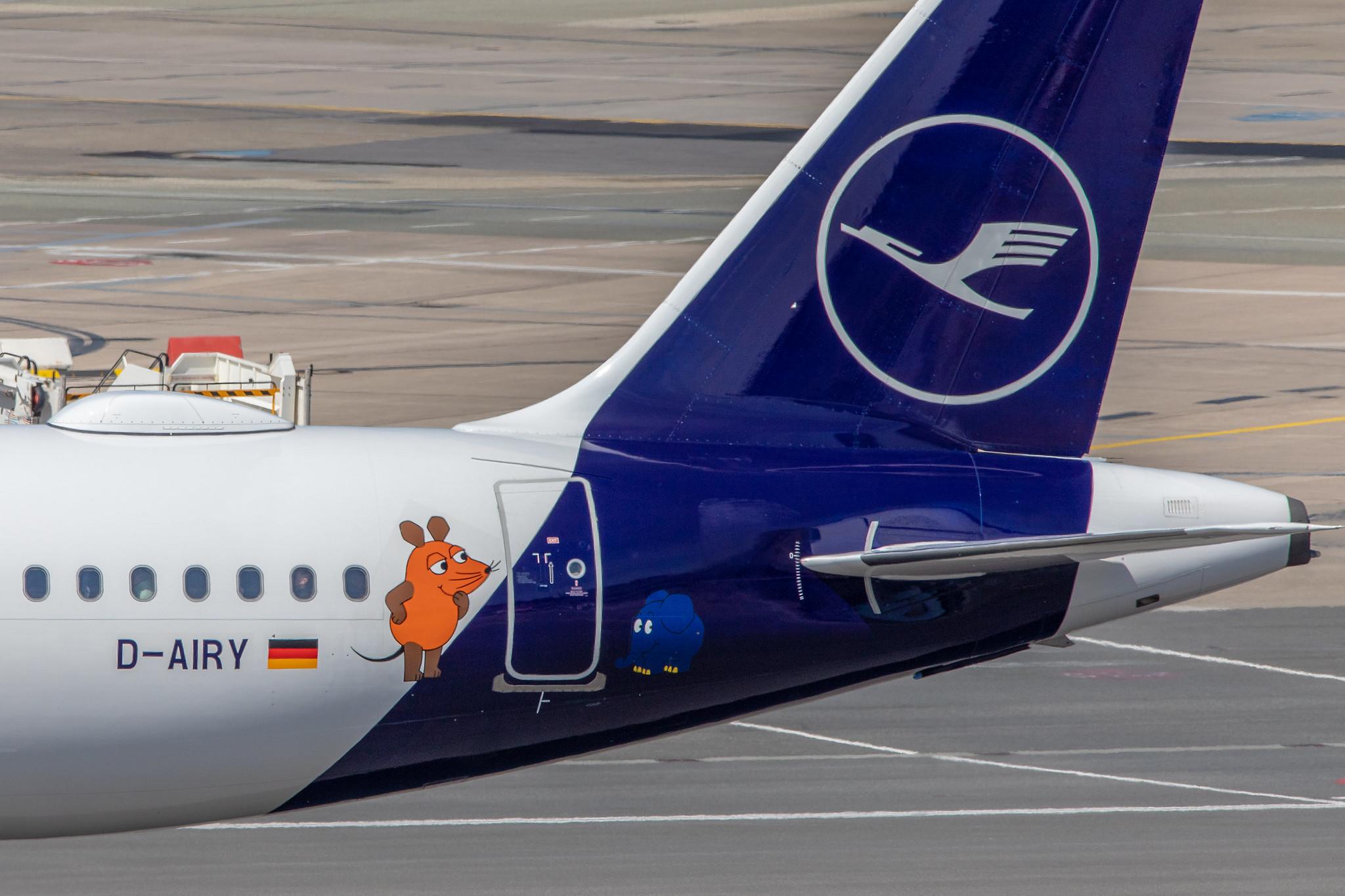 Hamburg Airport: Lufthansa (LH / DLH) | Livery: Die Maus Sticker | Airbus A321-131 A321 | D-AIRY | MSN 0901