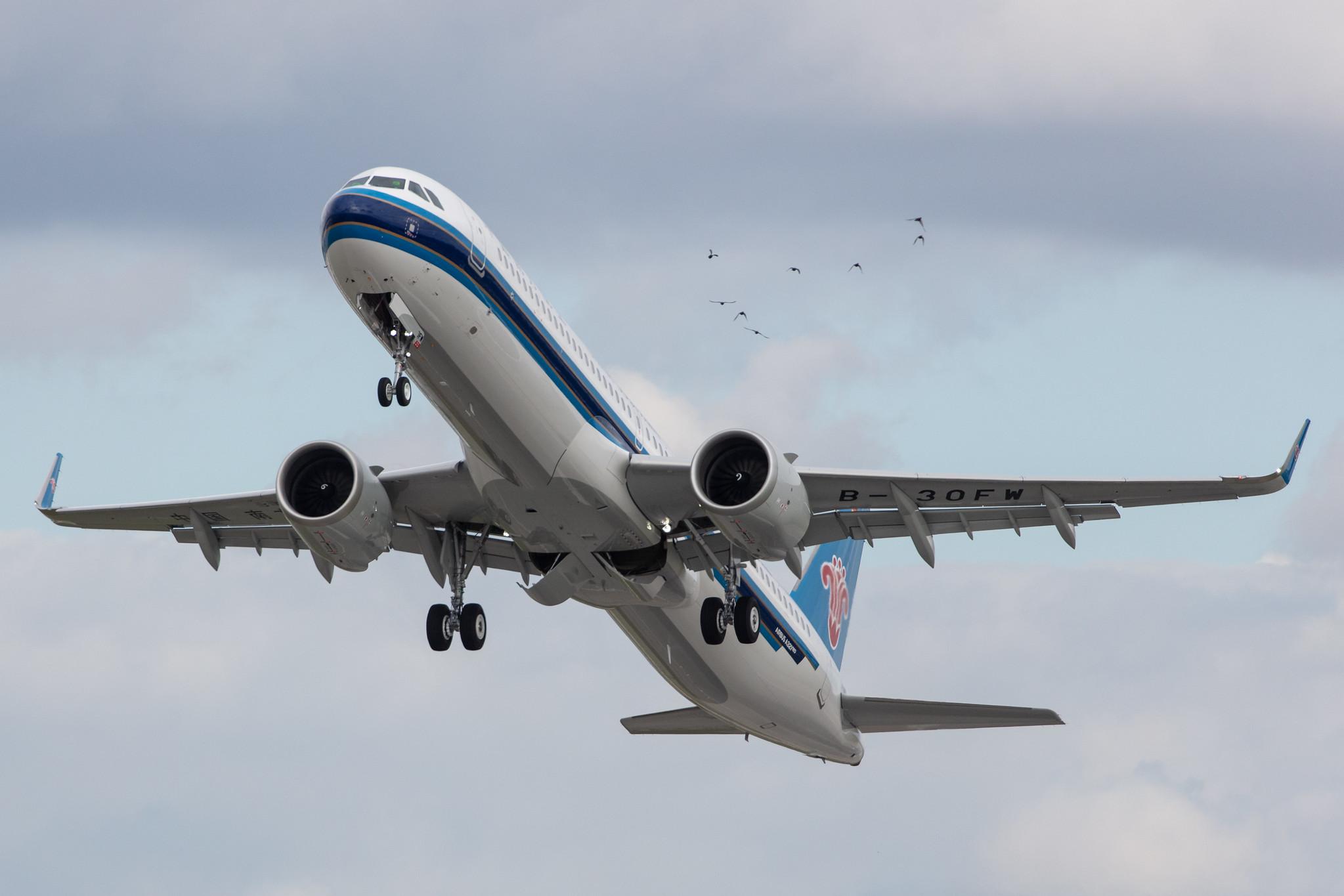 Hamburg Finkenwerder: China Southern Airlines (CZ / CSN) | Airbus A321-253NX A21N | D-AVXV (B-30FW) | MSN 9477