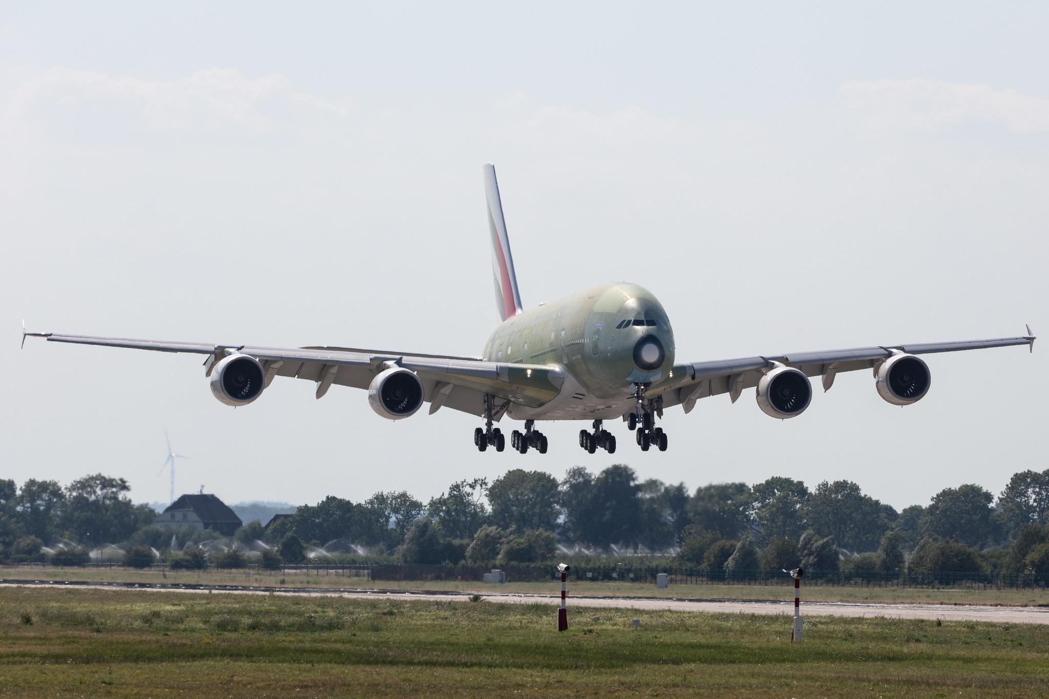 Hamburg Finkenwerder: Emirates (EK / UAE) |  Airbus A380-842 A388 | F-WWSS | MSN 269 (A6-EVP)