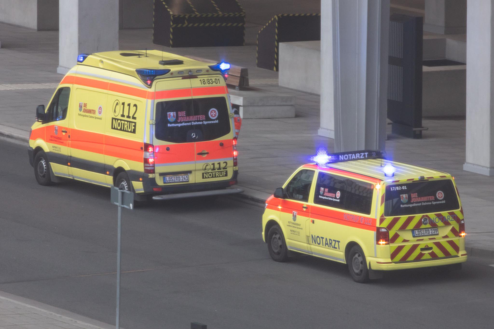 Flughafen Berlin Brandenburg: Rettungswagen und Notarzt NAW/NEF vor dem Terminal