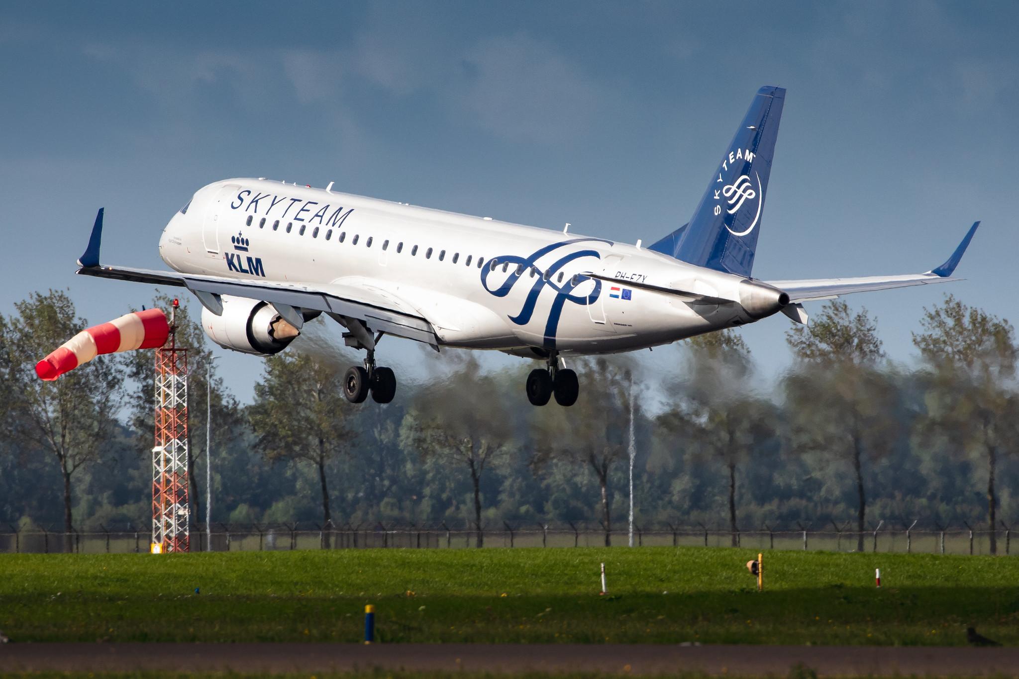 Amsterdam Airport Schiphol: KLM (KL / KLM) |  Livery: SkyTeam Livery | Operator: KLM Cityhopper |  Embraer E190STD E190 | PH-EZX | MSN 19000545