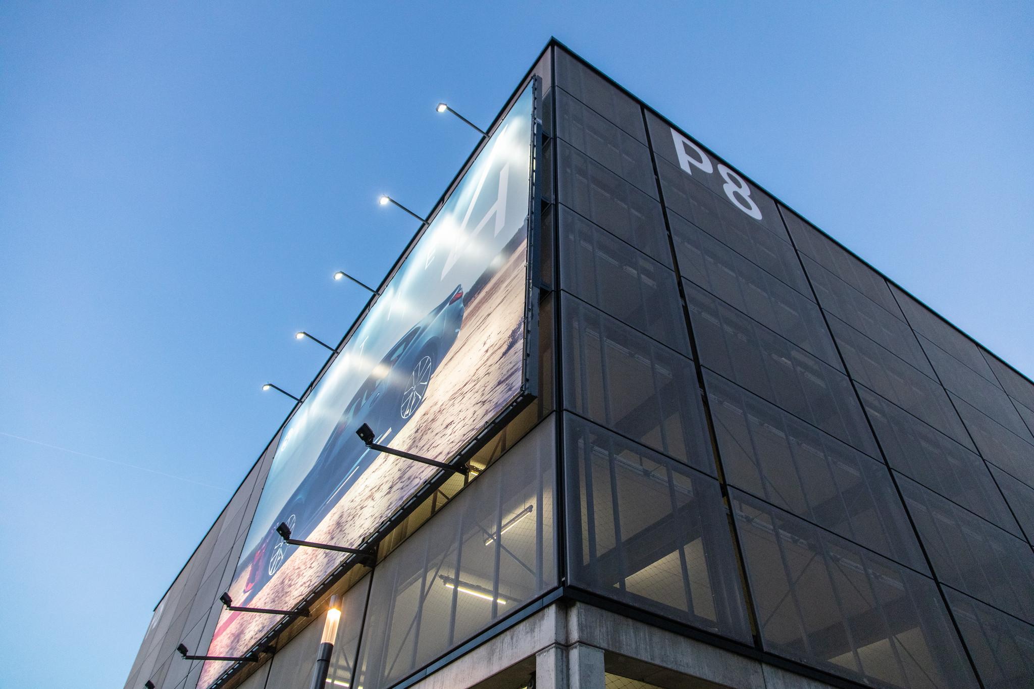 Flughafen Berlin Brandenburg: Parkhaus P8 mit Großflächer Außenwerbung